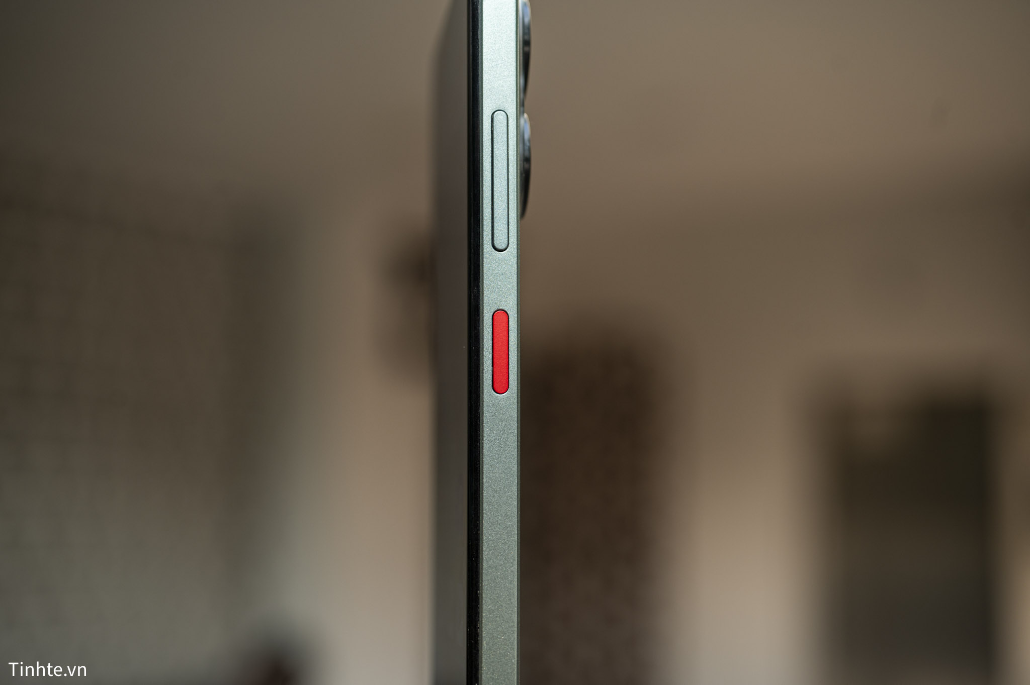 ZTE nubia V70 Design.tren tay.25.jpg