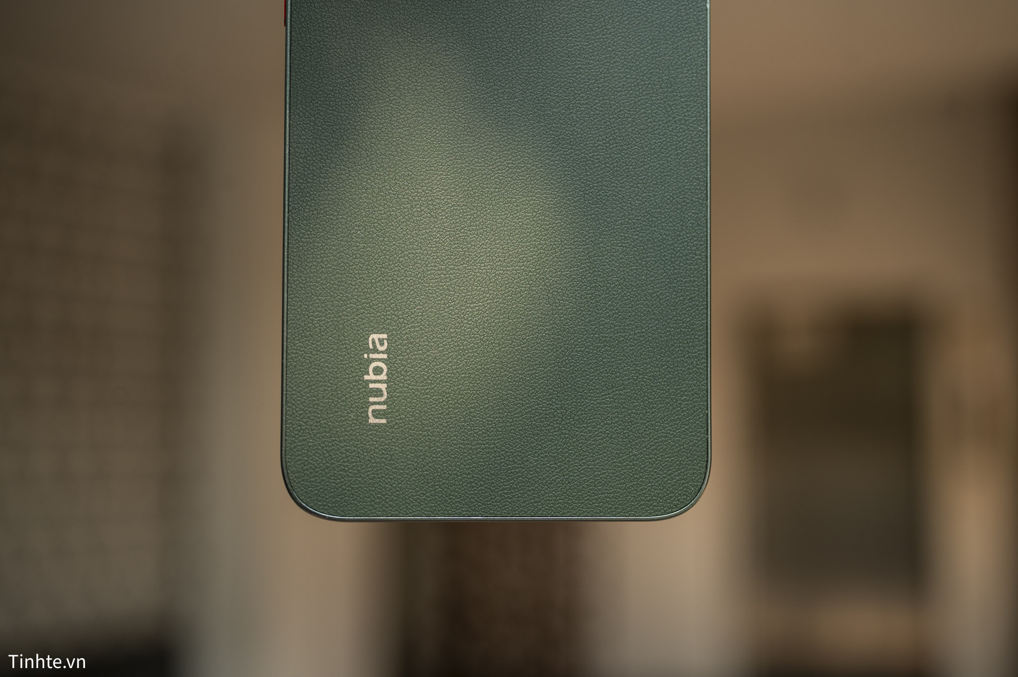 ZTE nubia V70 Design.tren tay.11.jpg
