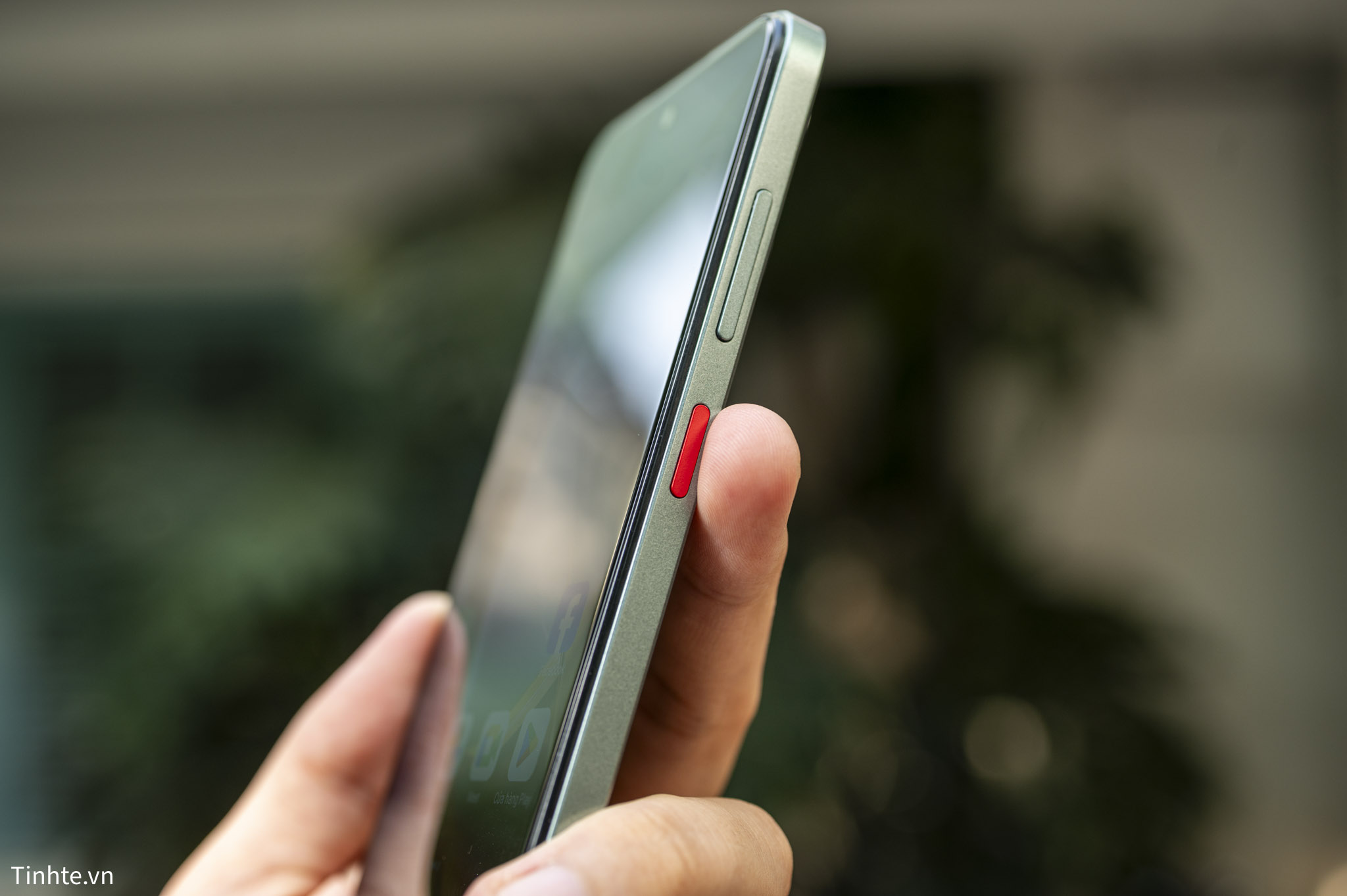 ZTE nubia V70 Design.tren tay.24.jpg