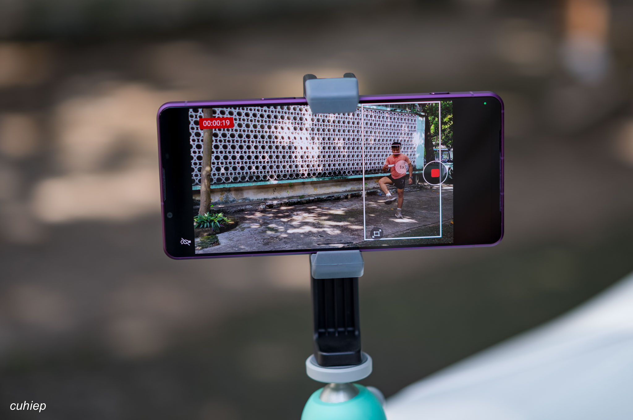 Xperia 1 Mark VII: Auto Framing: quay một lần được 2 video ngang 4K, dọc FullHD rất xịn