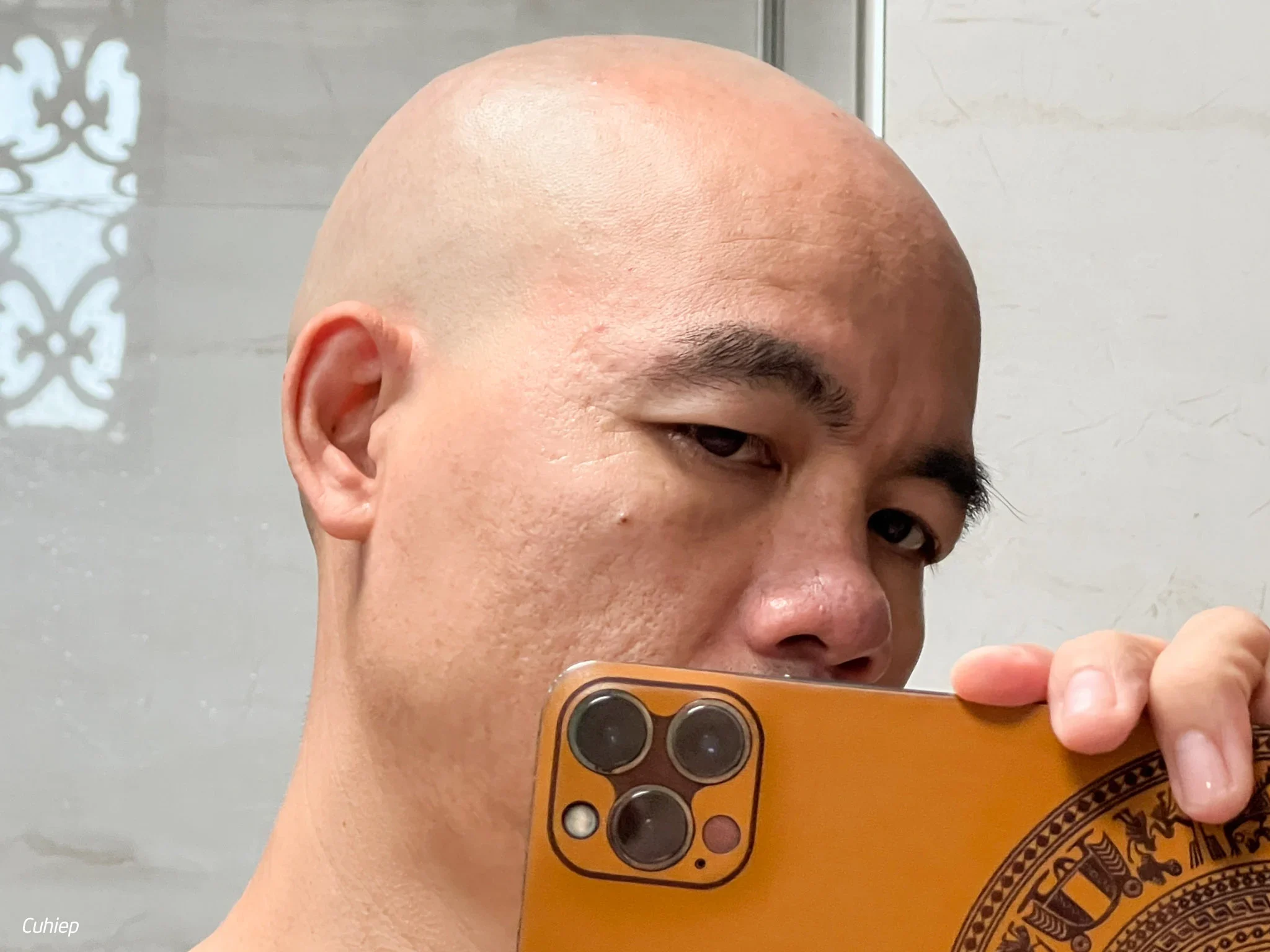 Người đầu trọc thay dầu gội bằng sữa tắm được không?