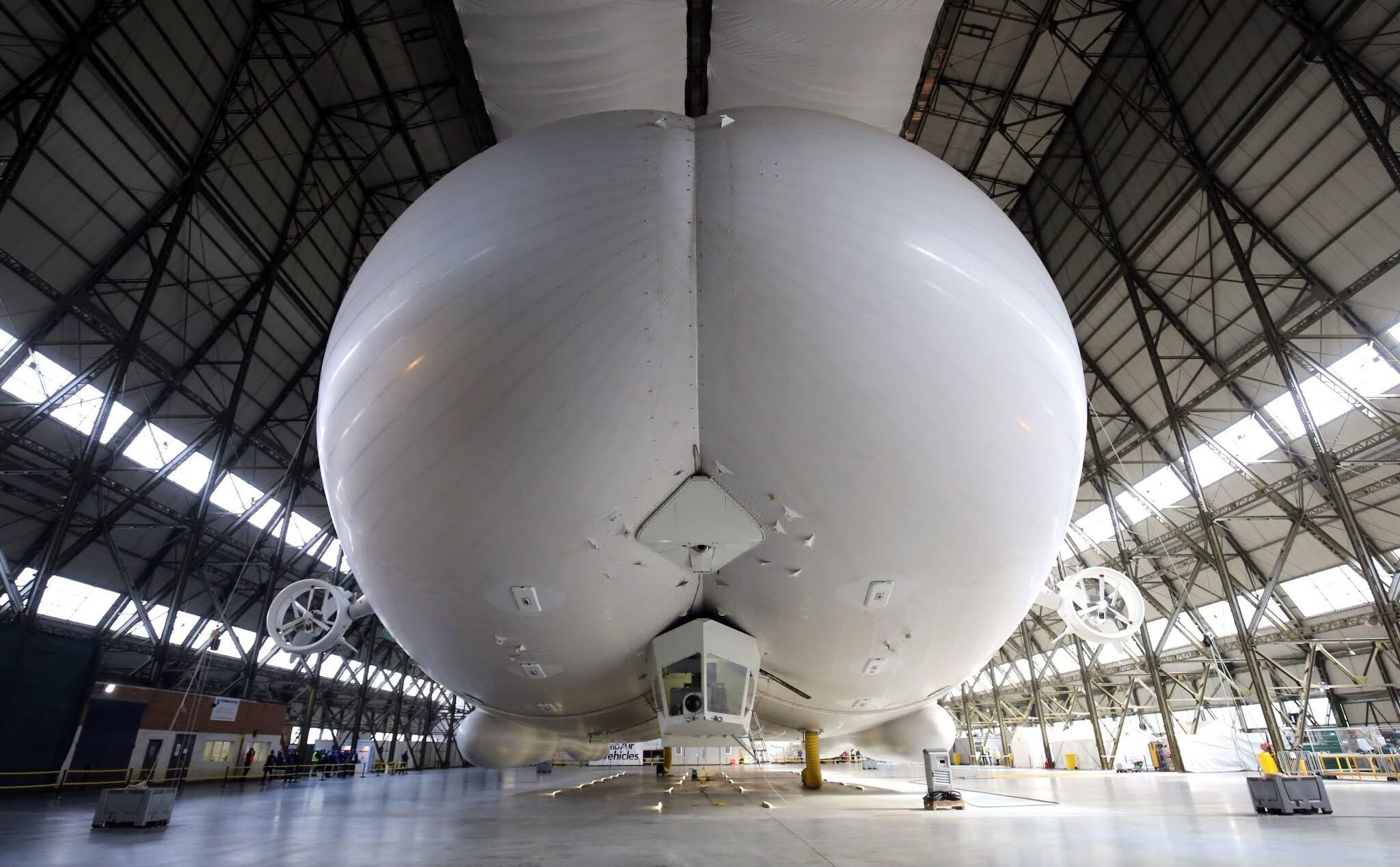 Airlander 10: chiếc khí cầu lai máy bay khổng lồ giống hình "cặp mông"