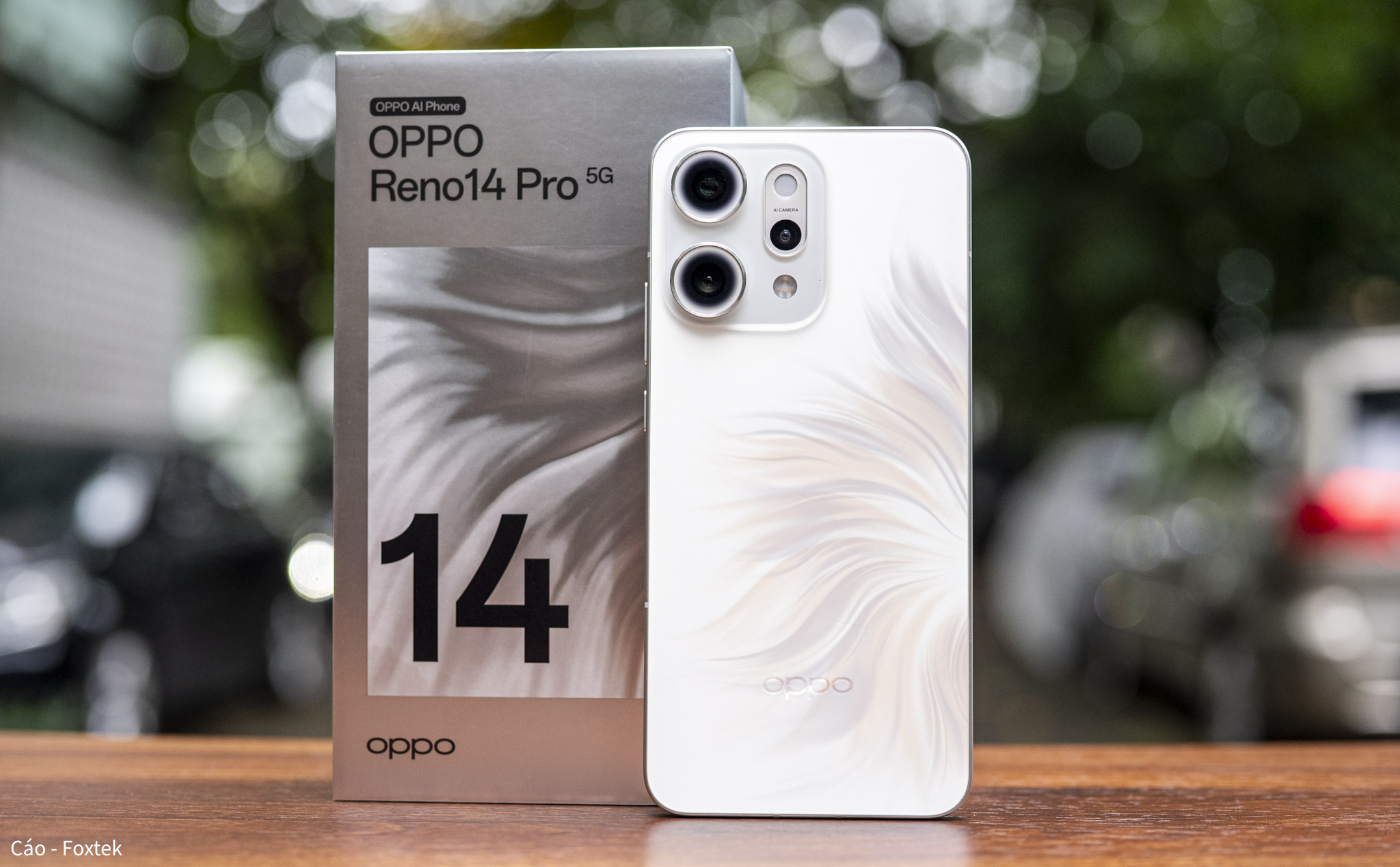 Trên tay OPPO Reno14 Pro: Thiết kế đuôi cá đa sắc, camera chuyên chụp chân dung, nhiều tính năng AI