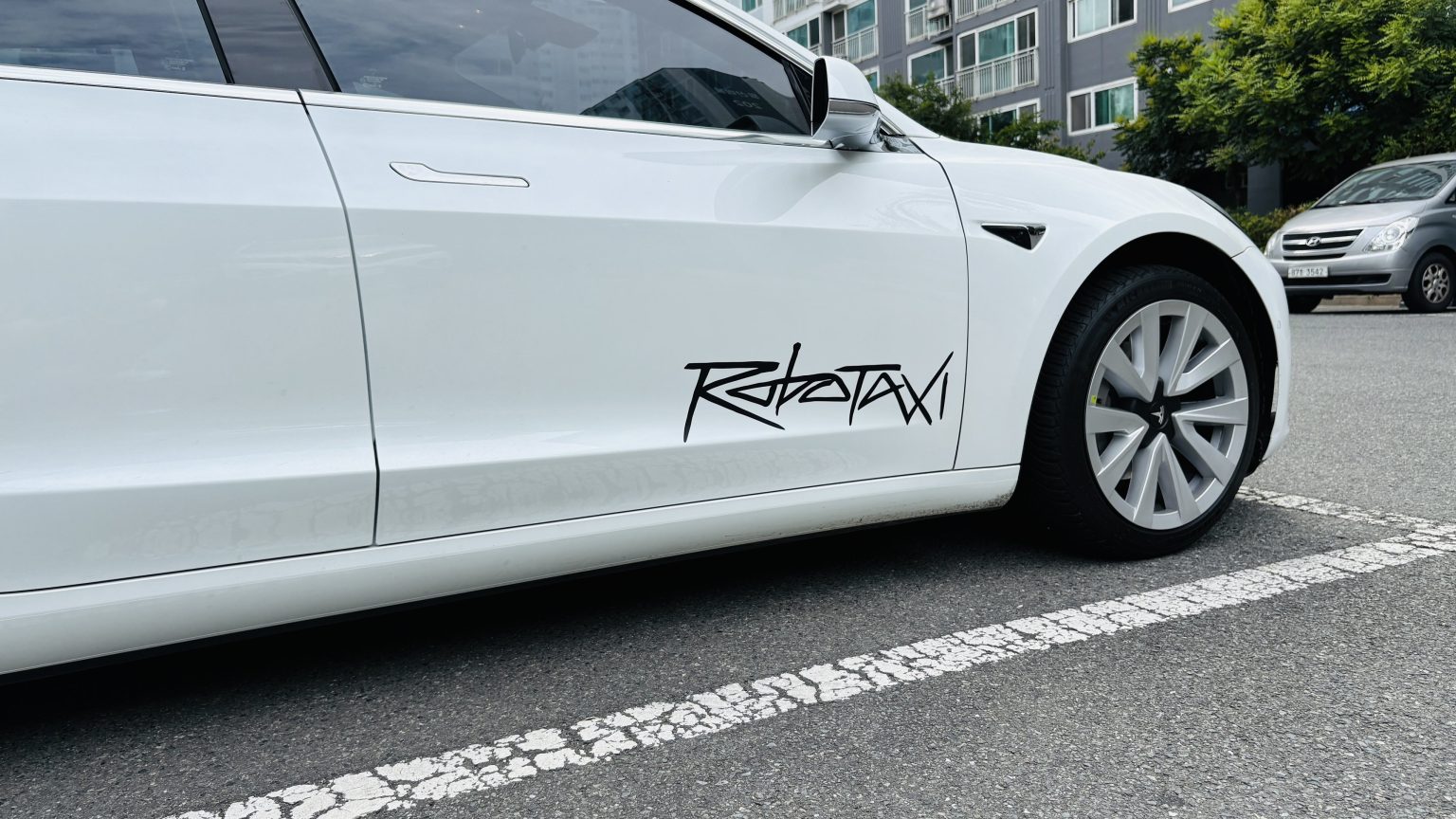 tesla-robotaxi-decal-1536x864.jpeg