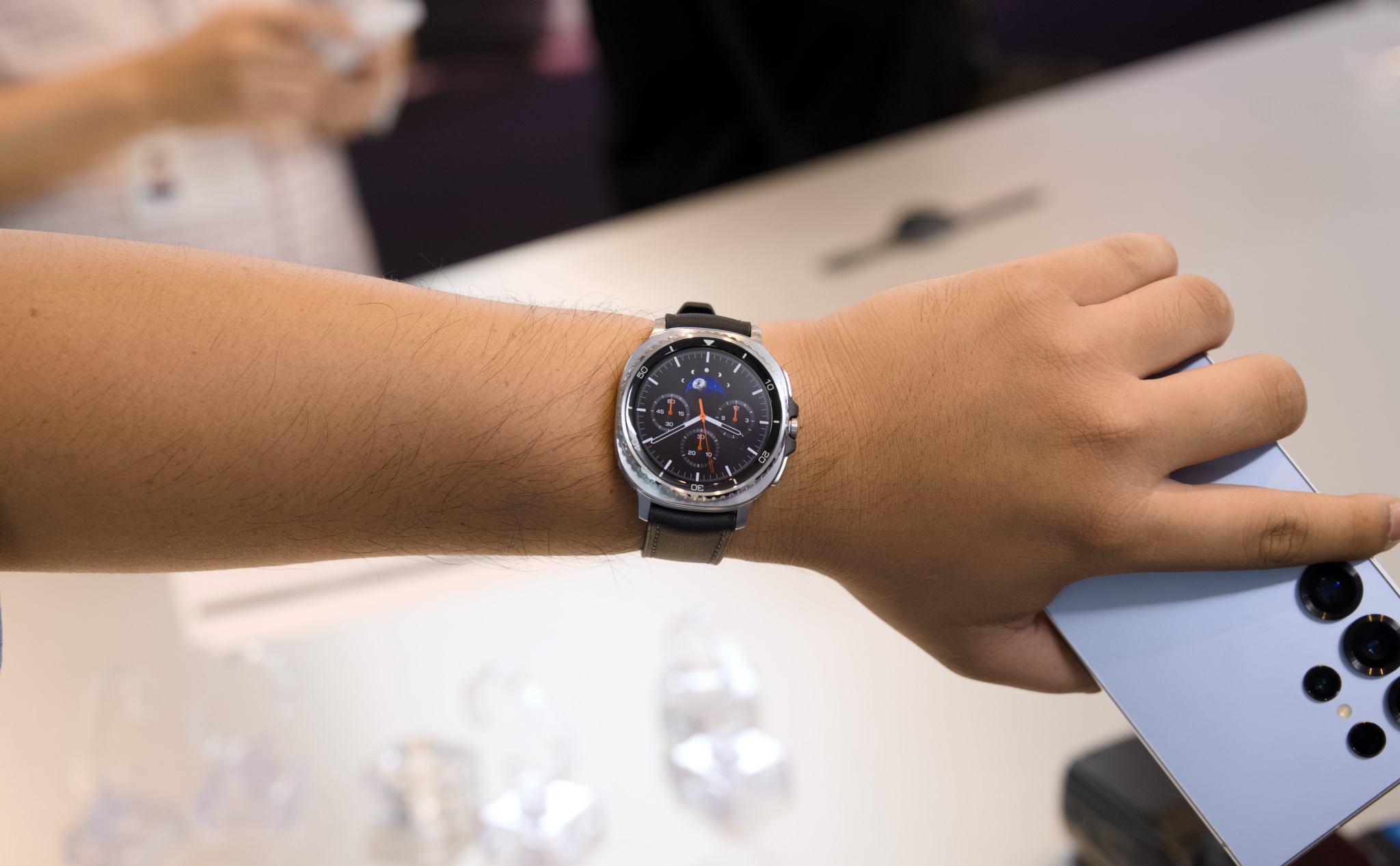 Trên tay Galaxy Watch 8 Classic: Sự trở lại của vòng xoay bezel và một "bác sĩ AI" trên cổ tay