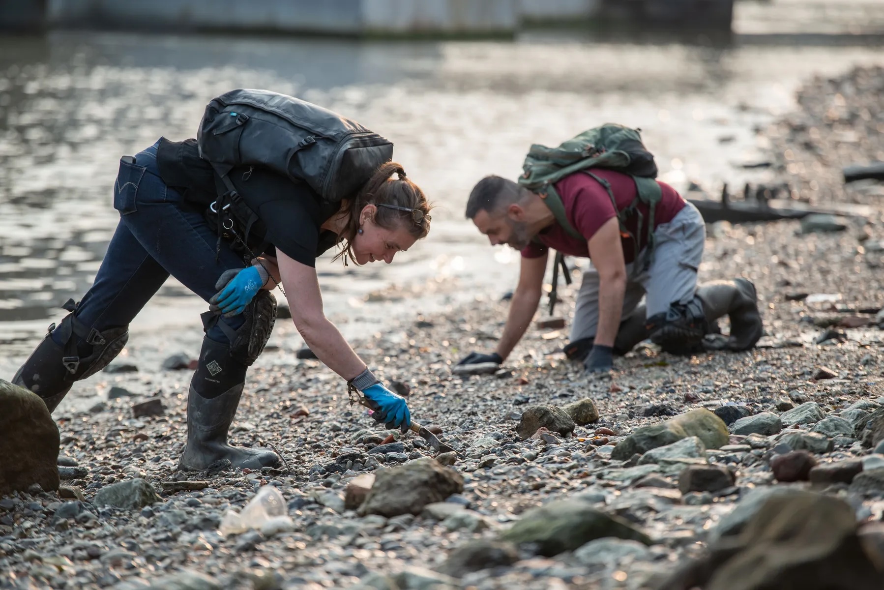 Mudlarking: tìm kiếm kho báu trong bùn và cuộc chiến ngầm bên bờ sông Thames