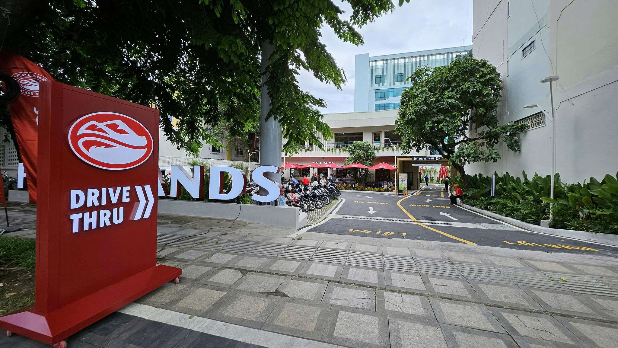 Trải nghiệm nhanh mô hình Drive-thru đầu tiên của Highland Coffee