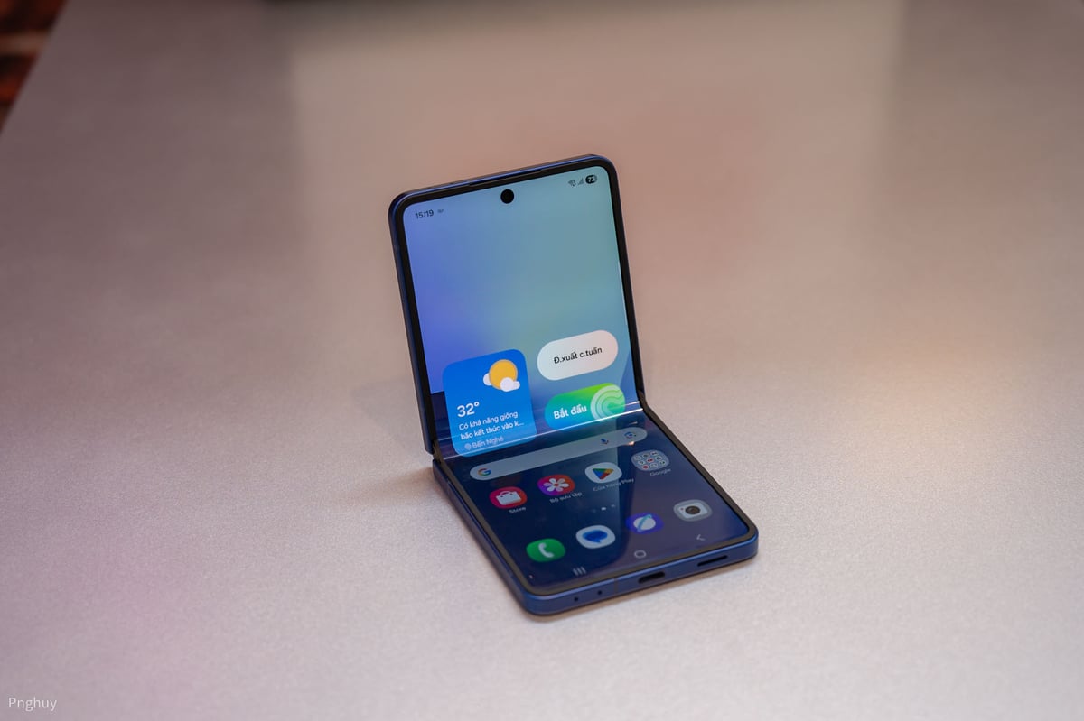 Website Apple đăng video quảng cáo...Galaxy Z Flip7
