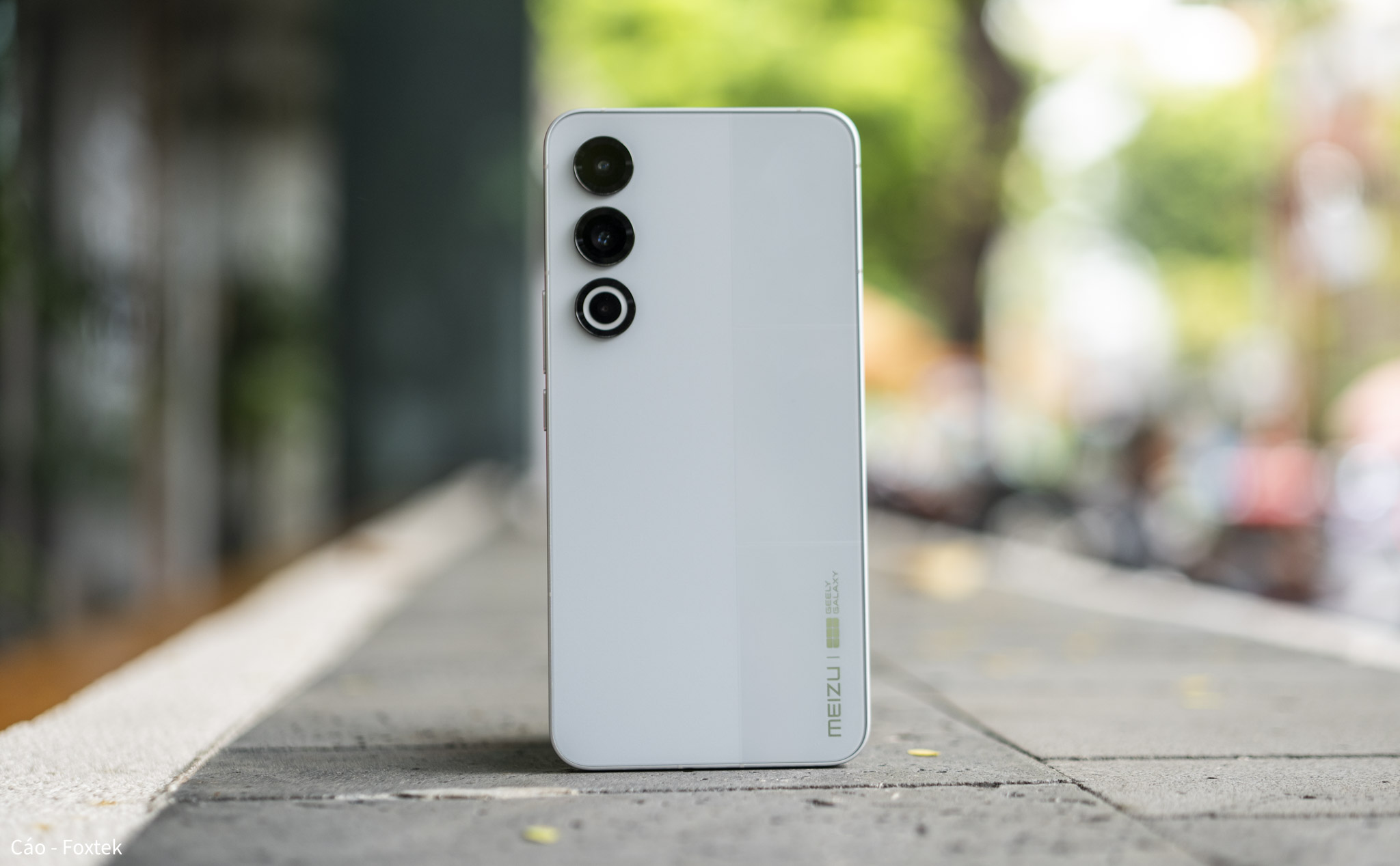 Trên tay MEIZU 21 Geely Galaxy Custom Edition: Bốn viền màn hình mỏng đều, đèn Dynamic Halo