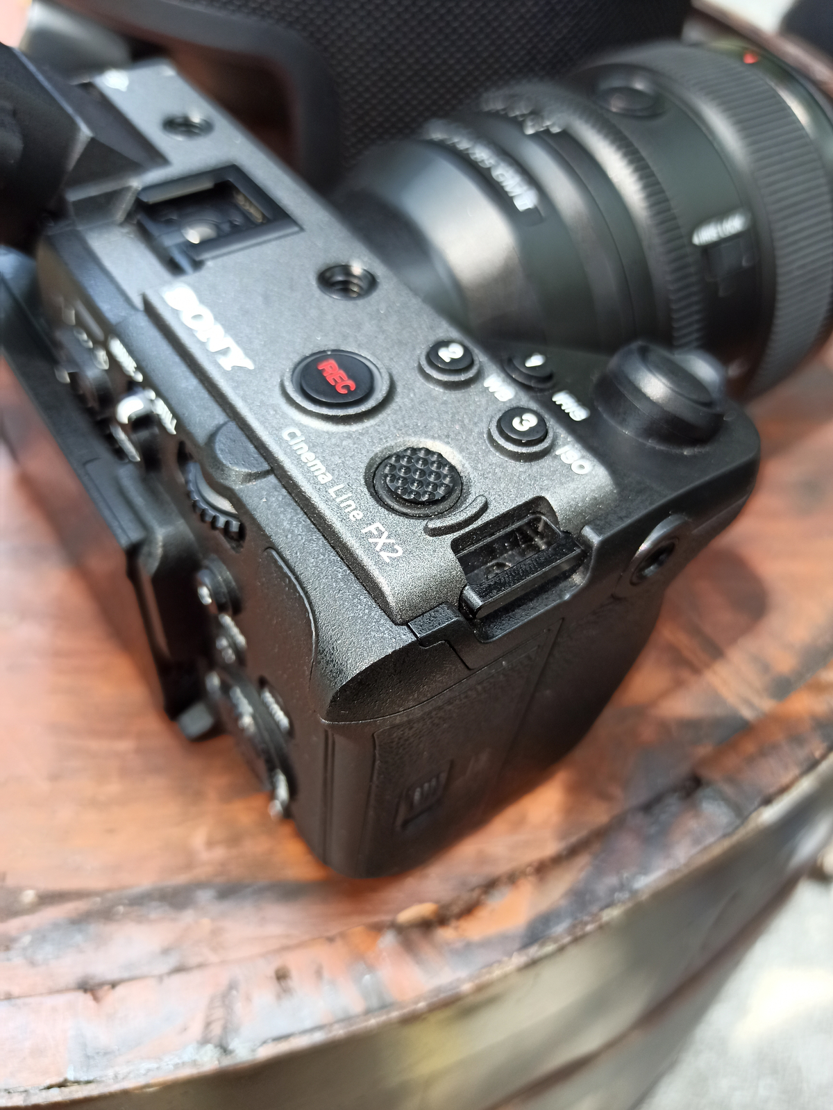 Sony FX2 + Lens Sony 85MM F1.4 GMII 
Combo đứt 2 quả thận :D