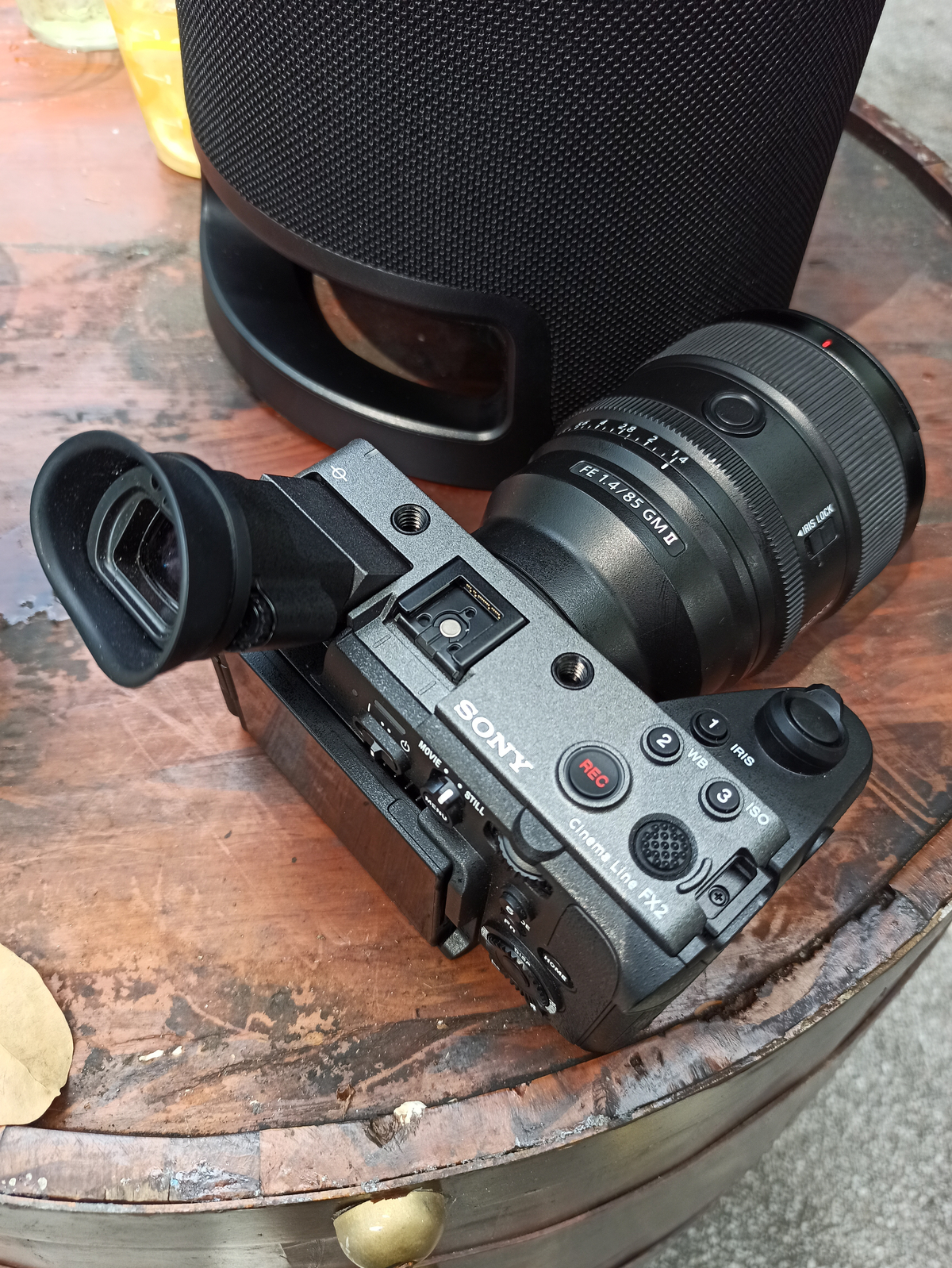 Sony FX2 + Lens Sony 85MM F1.4 GMII 
Combo đứt 2 quả thận :D