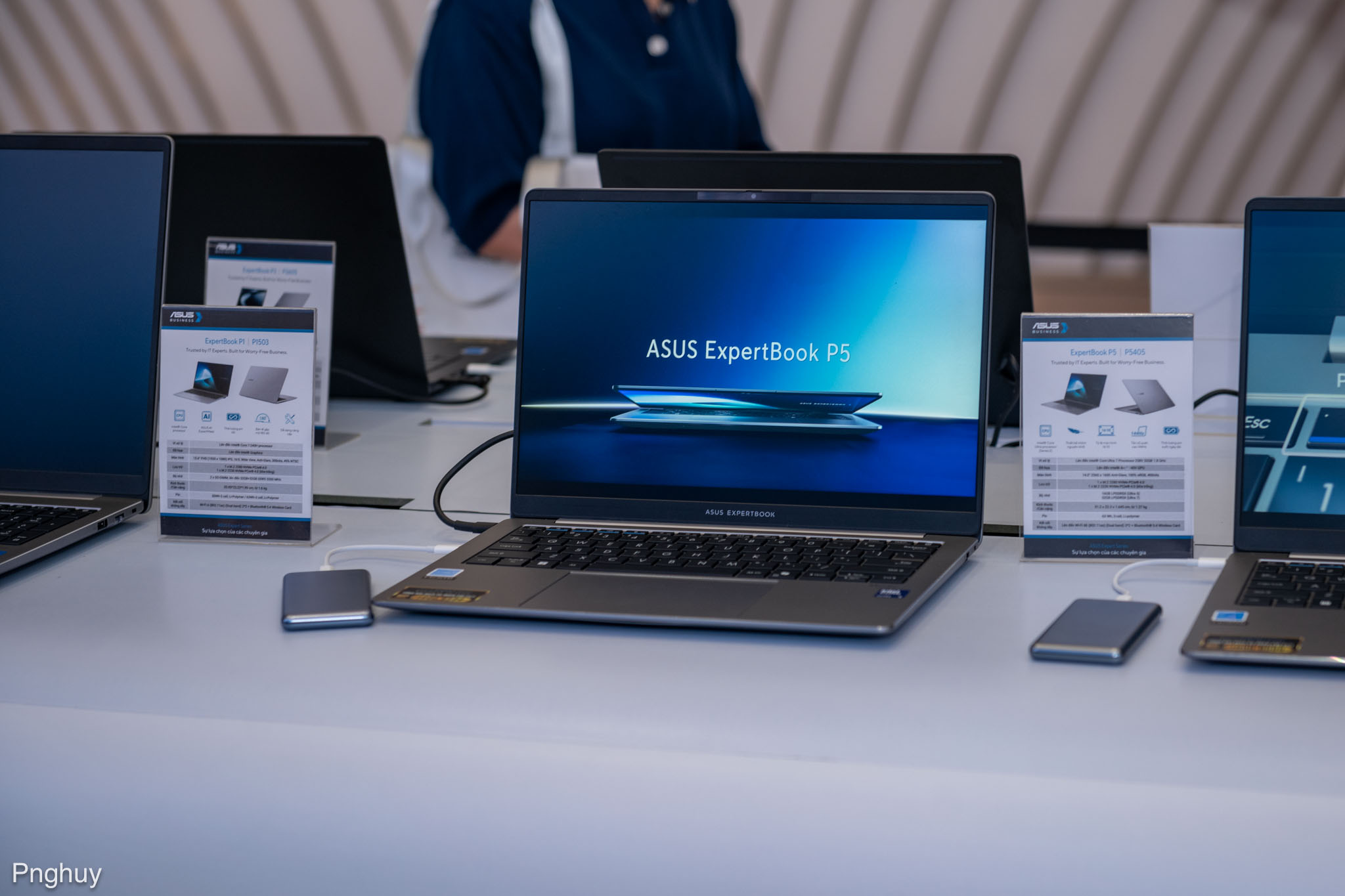 ASUS-business-pnghuy-tinhte-52.jpg