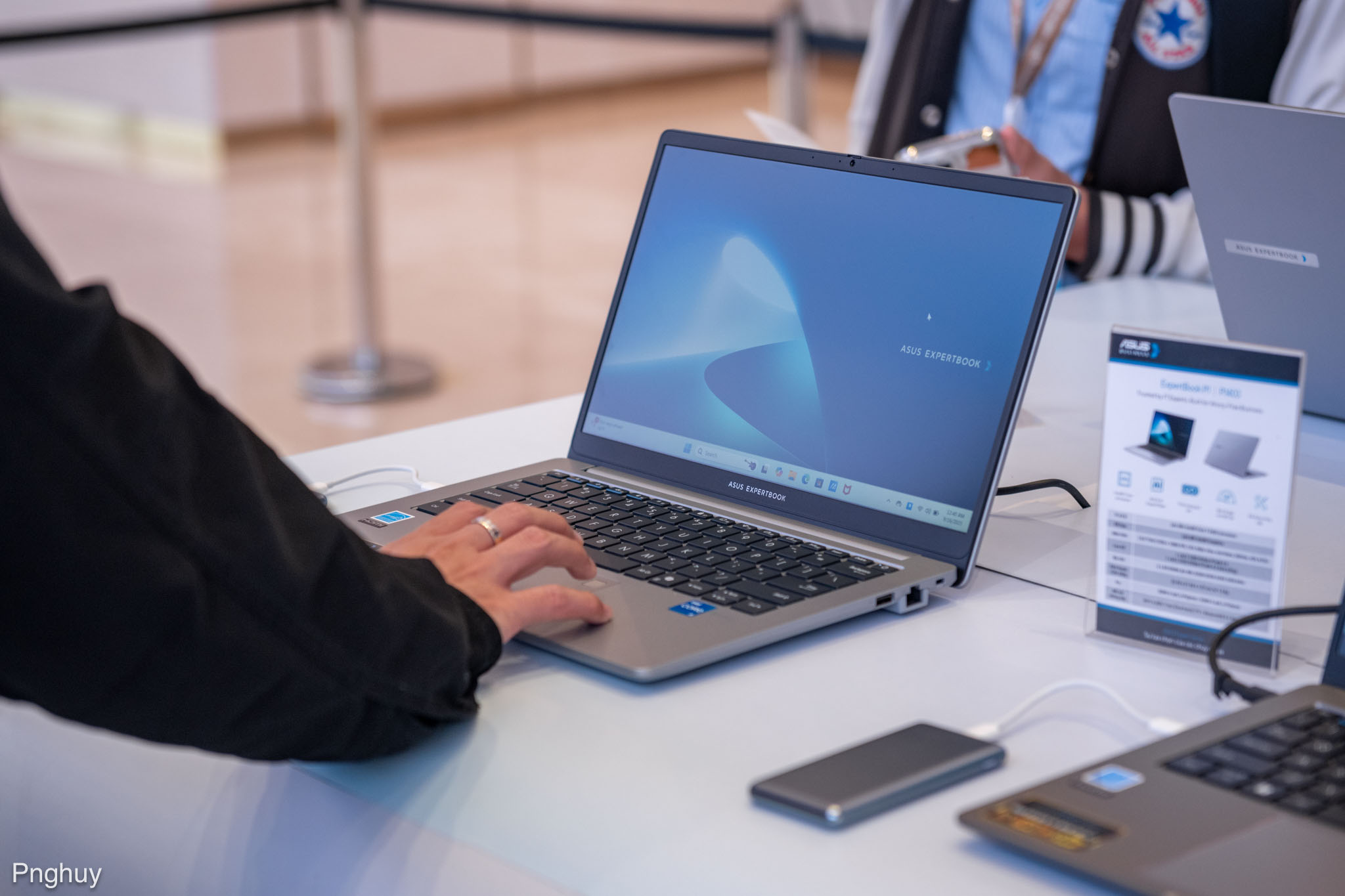 ASUS-business-pnghuy-tinhte-50.jpg