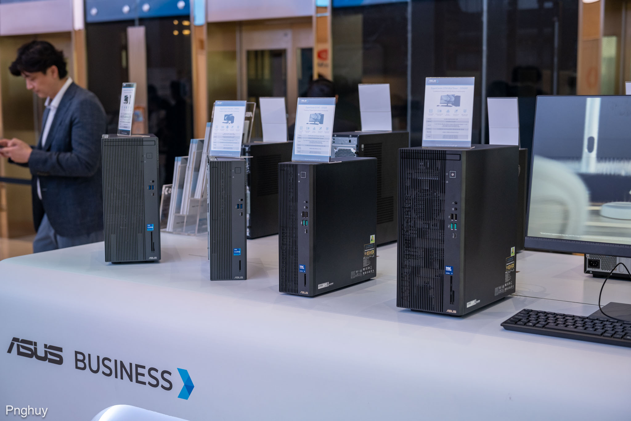 ASUS-business-pnghuy-tinhte-32.jpg