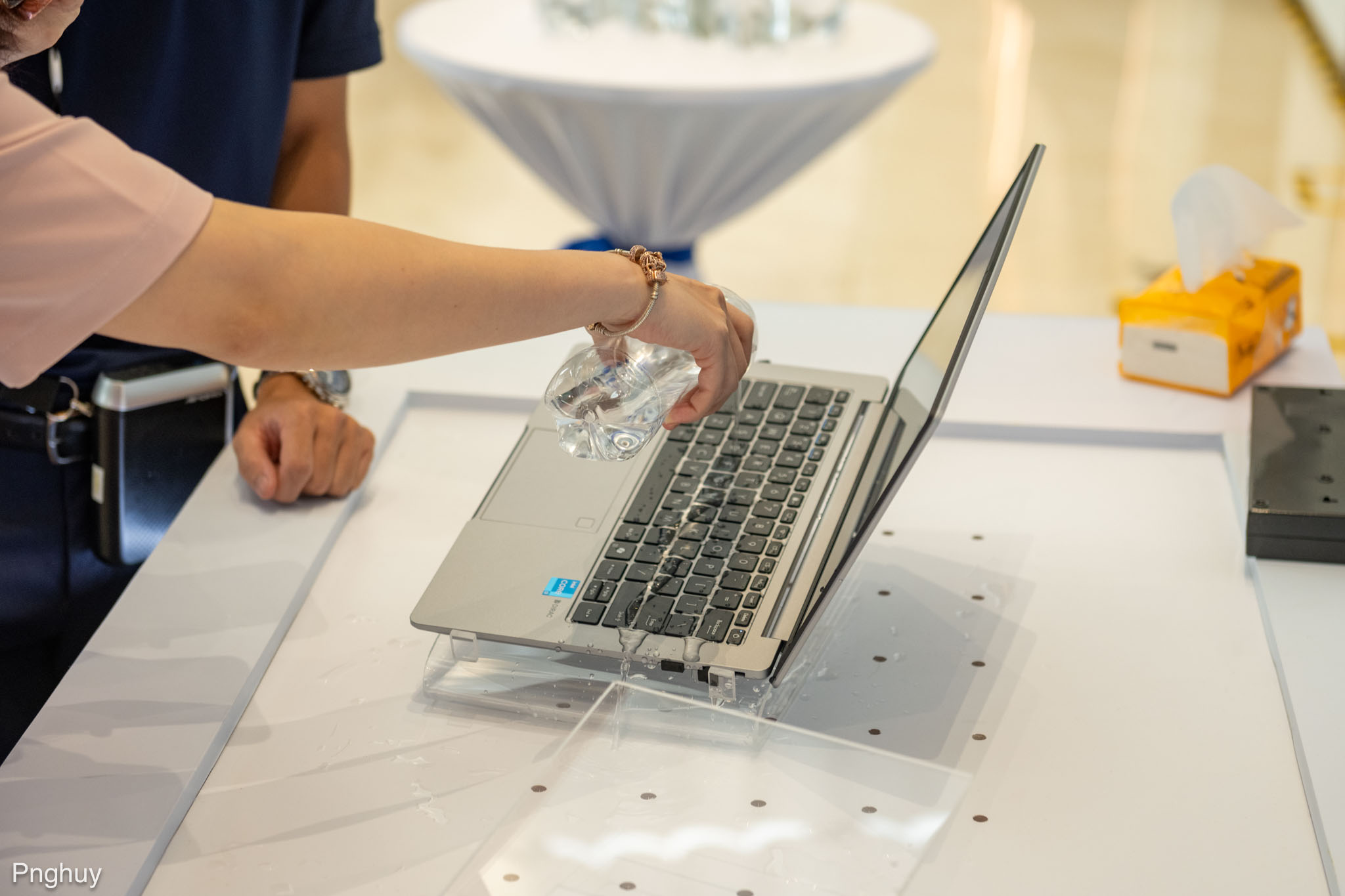 ASUS-business-pnghuy-tinhte-16.jpg