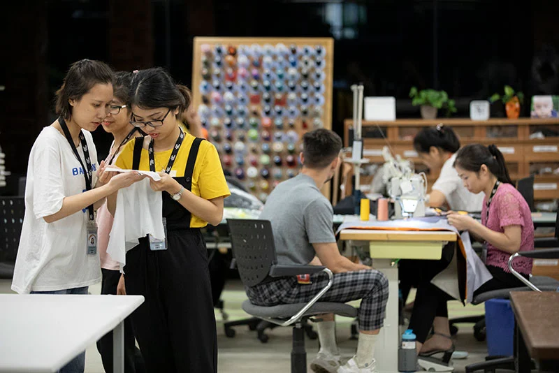 Anh em có bao giờ thắc mắc, tổ chức nào đứng sau "Made in Vietnam" trên quần áo? (Phần 1)
