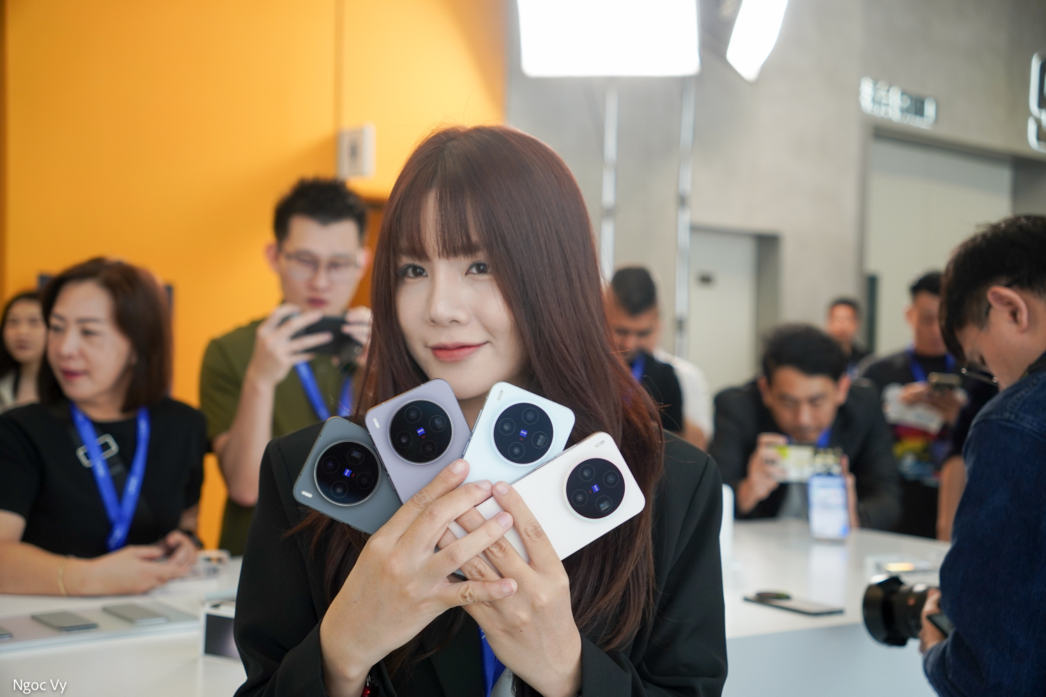 Trên tay vivo X300 và vivo X300 Pro: thiết kế phẳng đẹp, cao cấp, camera vẫn chất, chờ giá về VN!