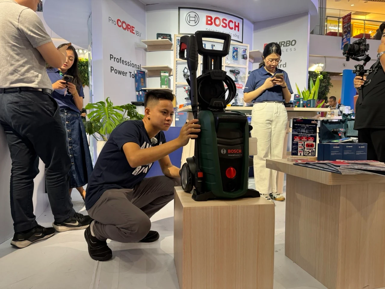 Trên tay máy xịt rửa Bosch Universal Aquatak 125