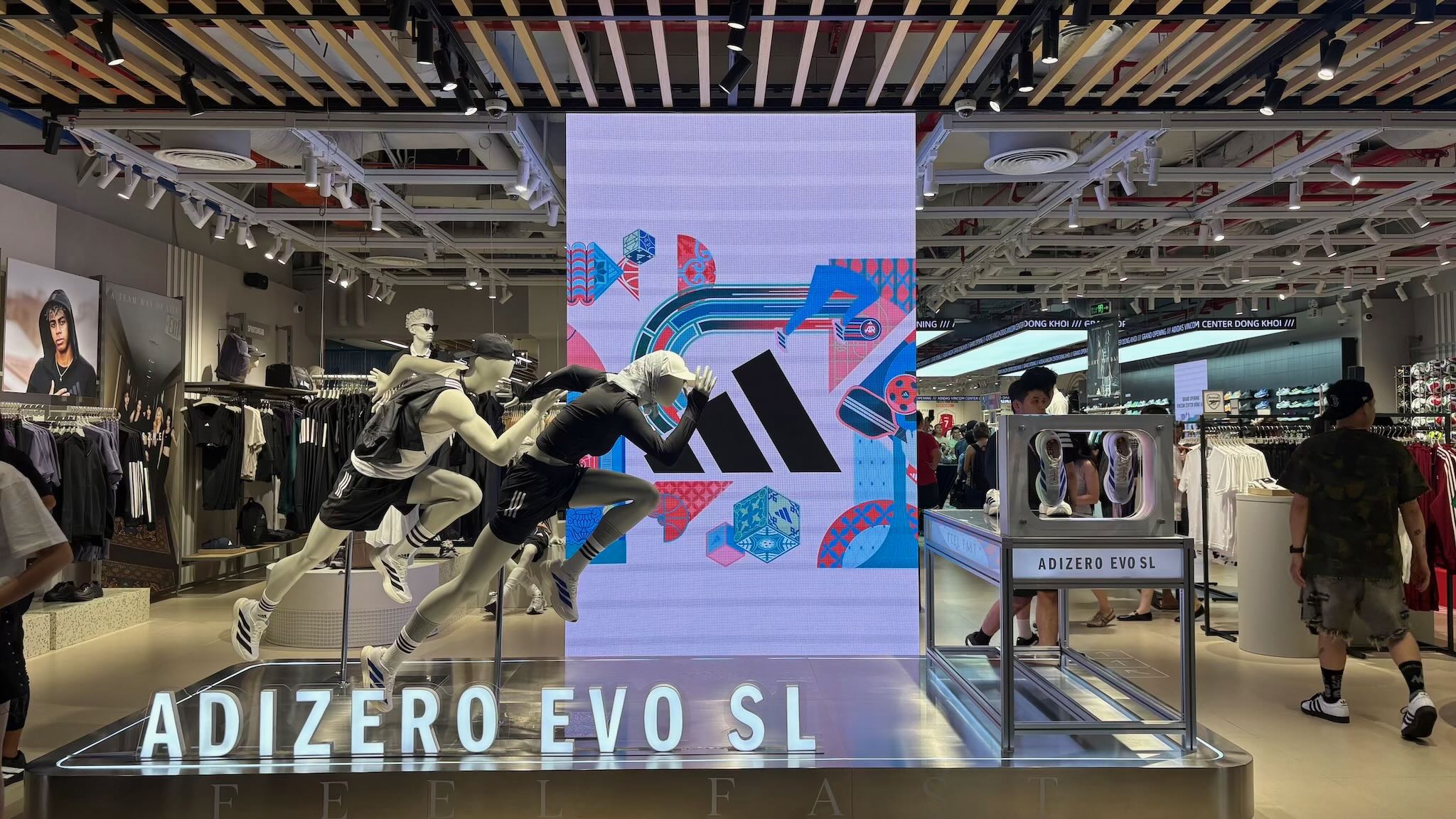 adidas mở cửa hàng concept tại Vincom Center Đồng Khởi