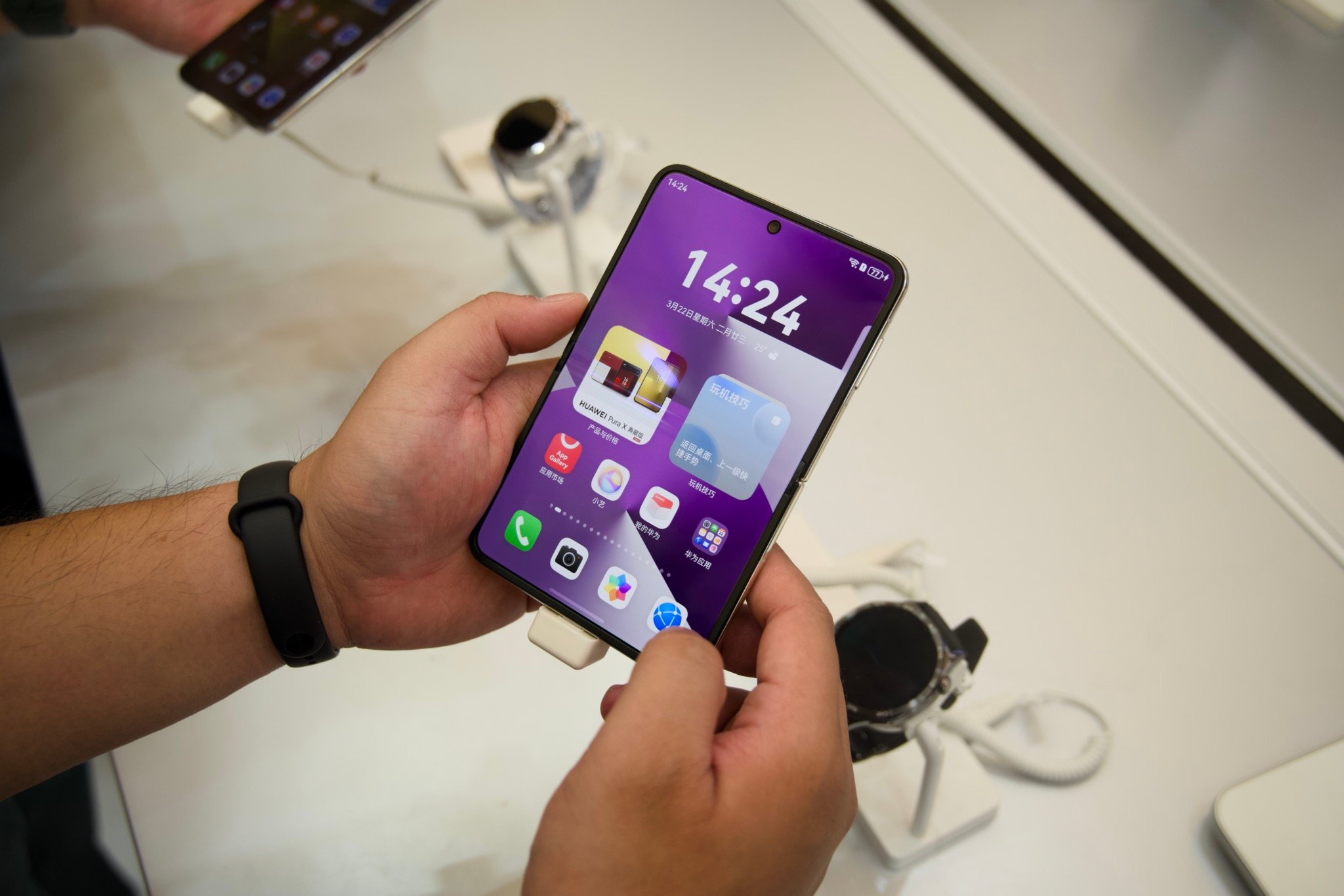 HUAWEI-Pura-X-tren-tay.jpg
