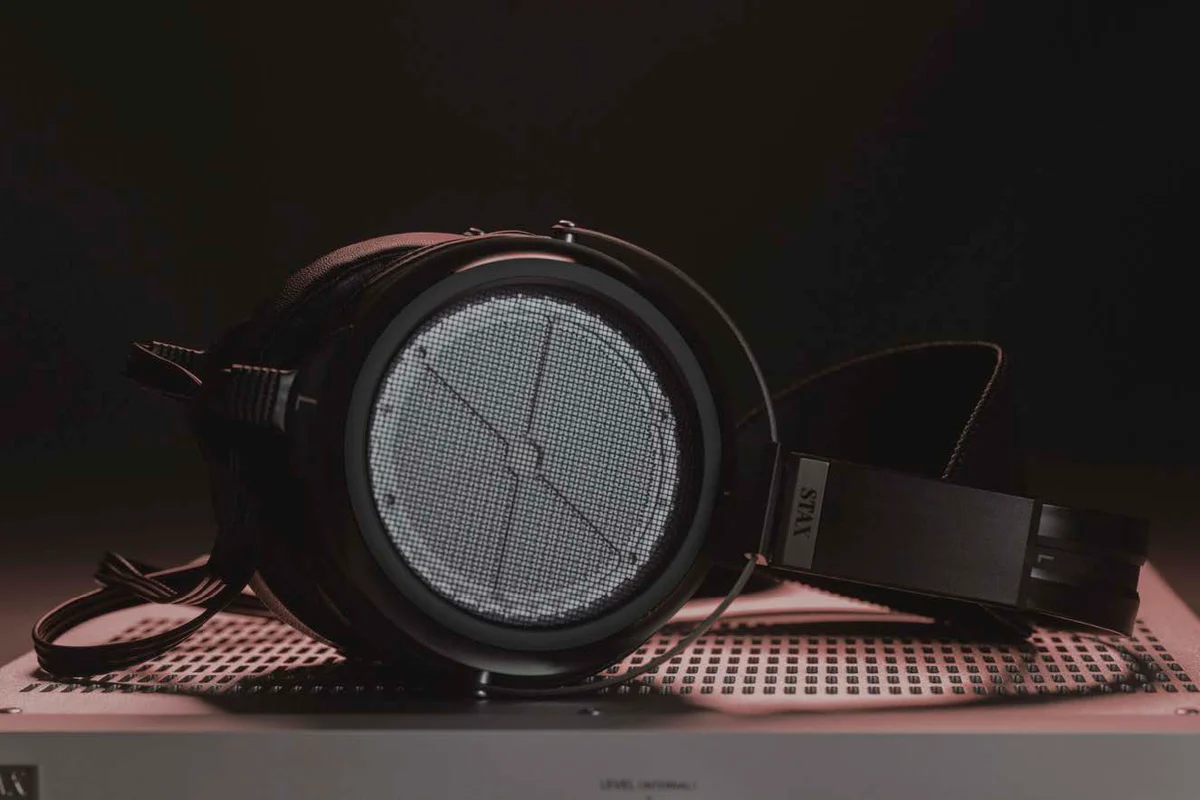 STAX SR-009D – Huyền thoại trở lại với cáp tháo rời, giá $2499