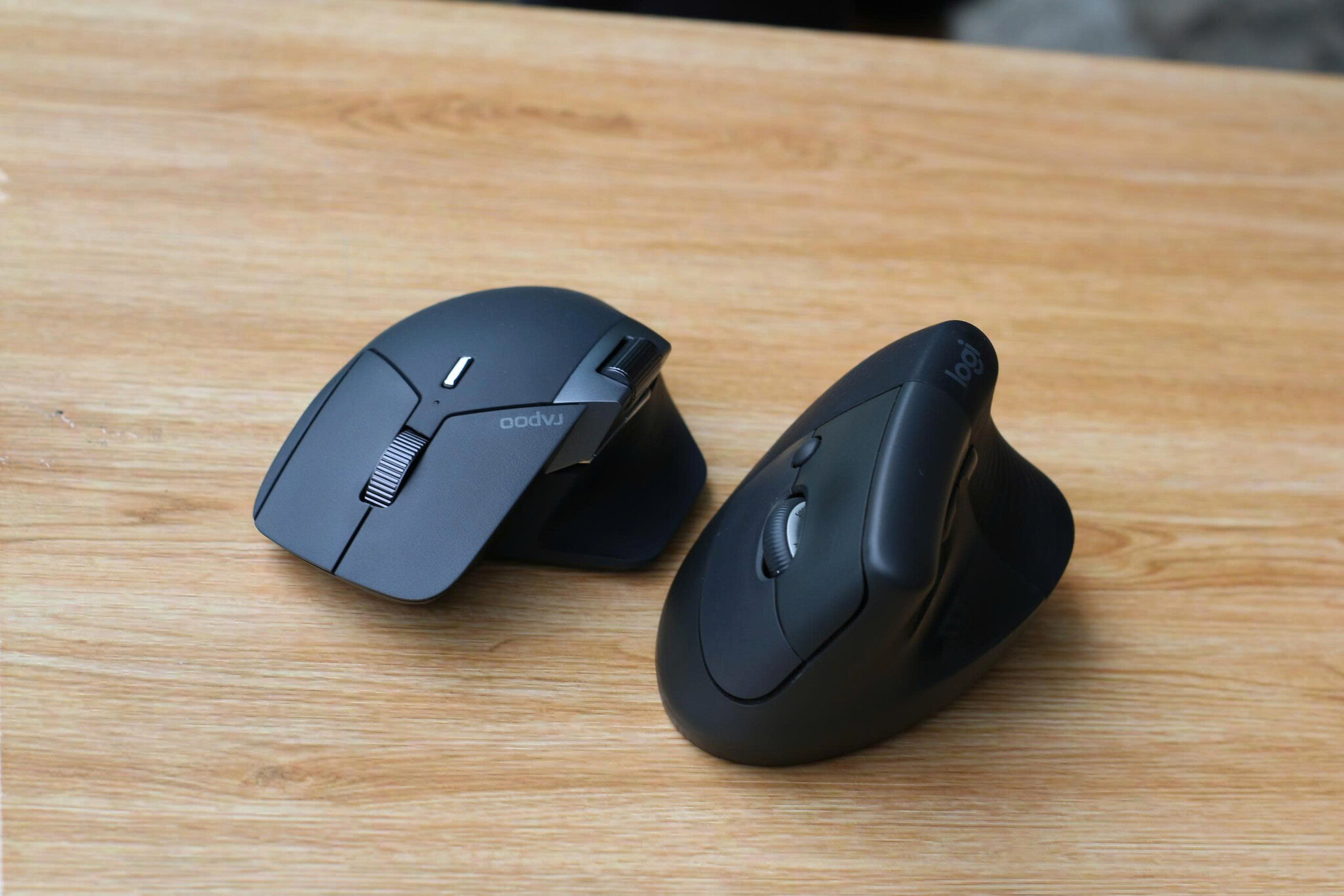 So sánh Rapoo và Logitech : Chọn đa năng hay Sức khỏe