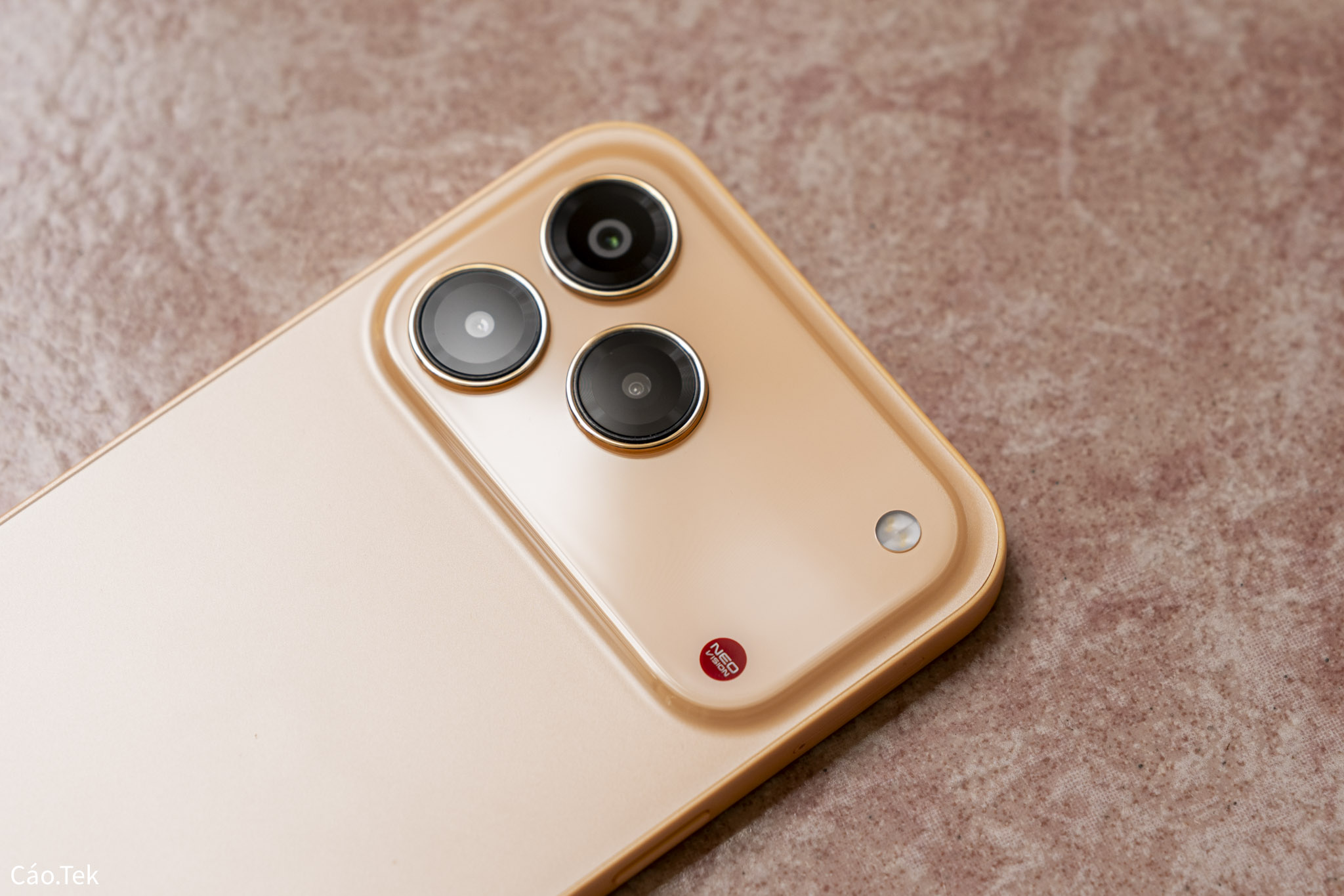 nubia V80 Design-2.jpg