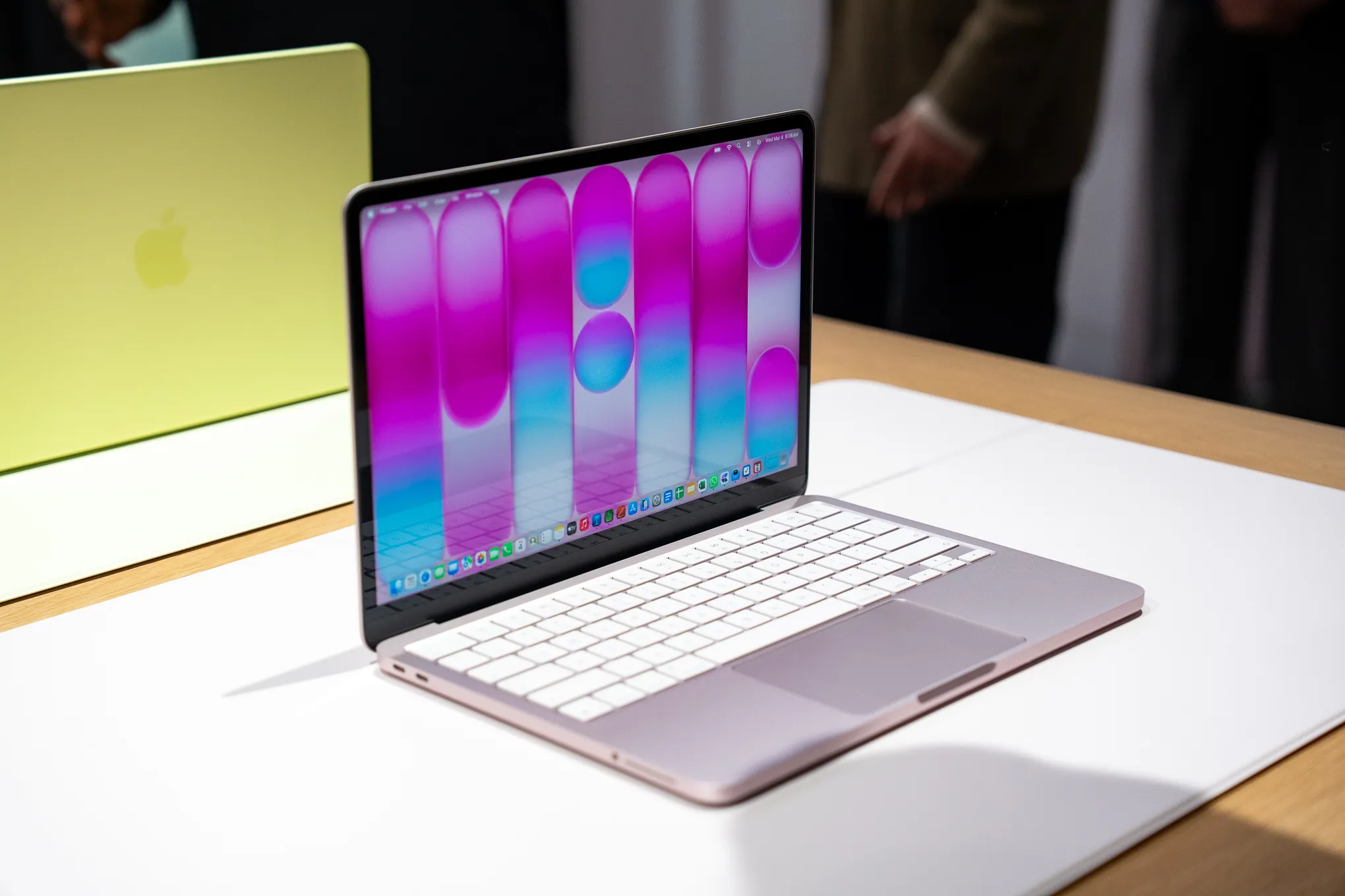 Anh em đừng chê MacBook Neo, nó dành cho con cháu của anh em mà