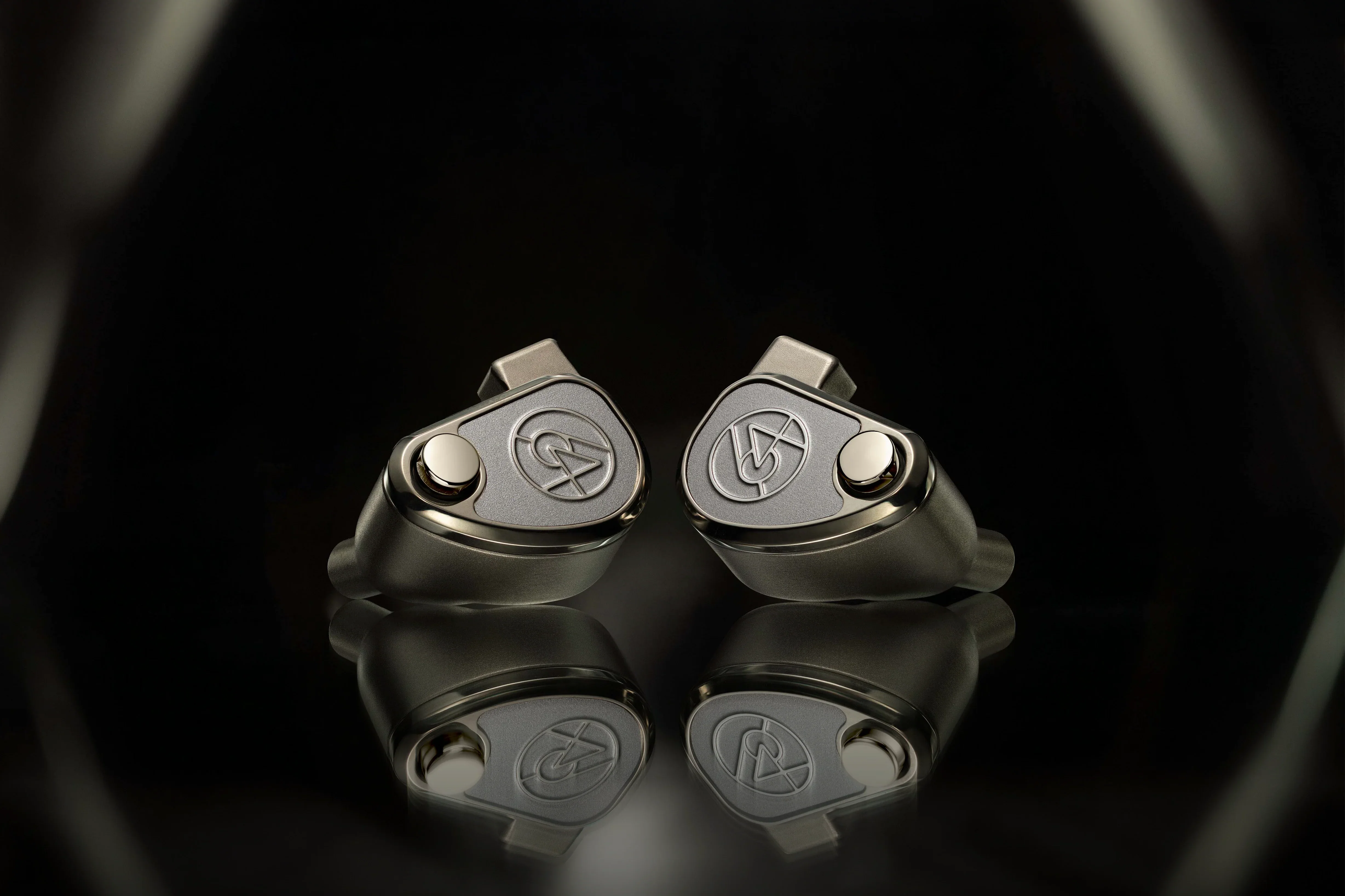 64 Audio ra mắt TWELVE Ti: Phiên bản giới hạn Tc4 Titanium từ nguyên mẫu huyền thoại U12t, giá $2499