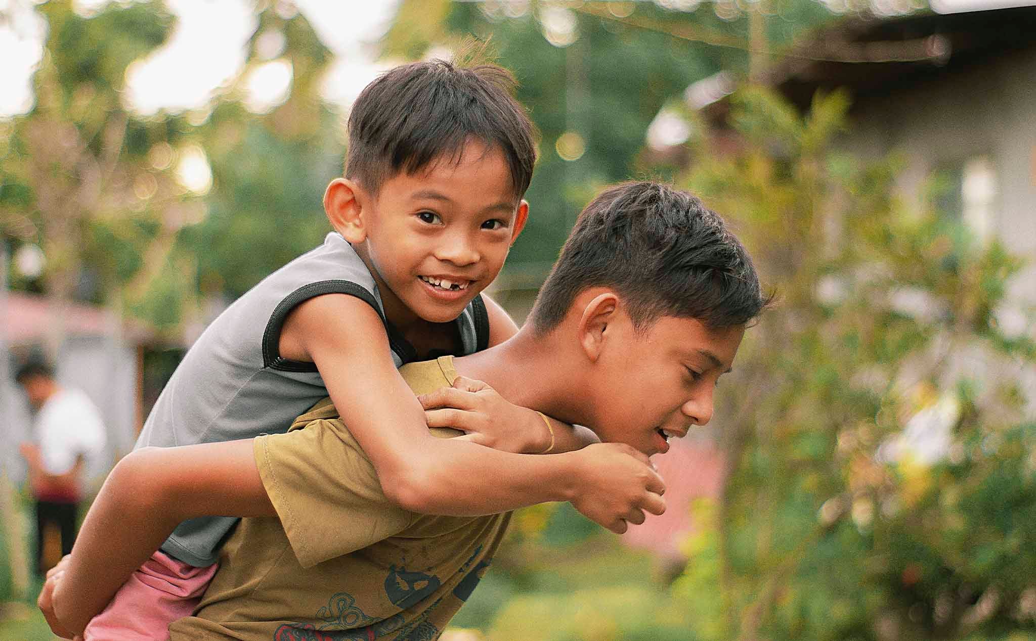 Tại sao con đầu trong gia đình thường thông minh hơn em?