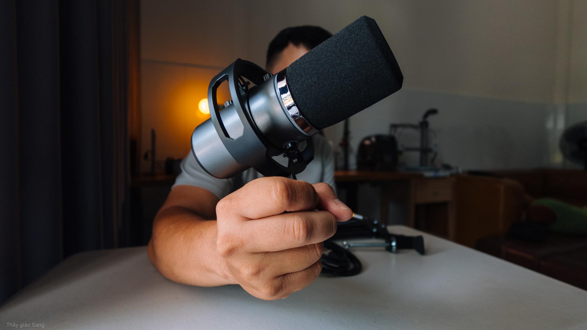 Review Microphone KO Star M-690: tay arm tích hợp, chống ồn ảo diệu