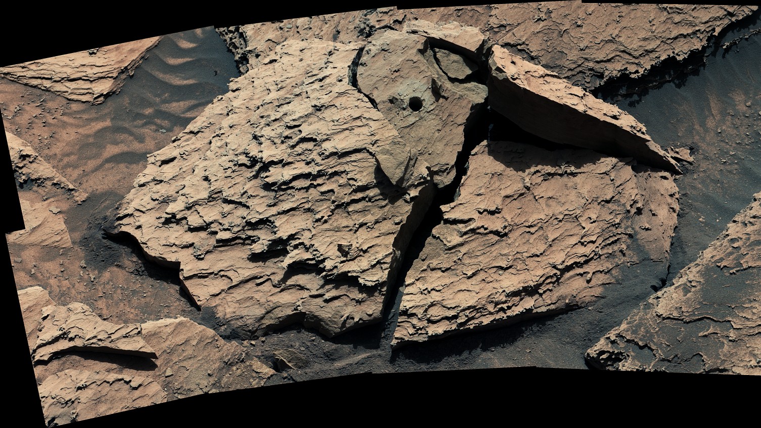 Curiosity khoan thăm dò đá sao Hỏa