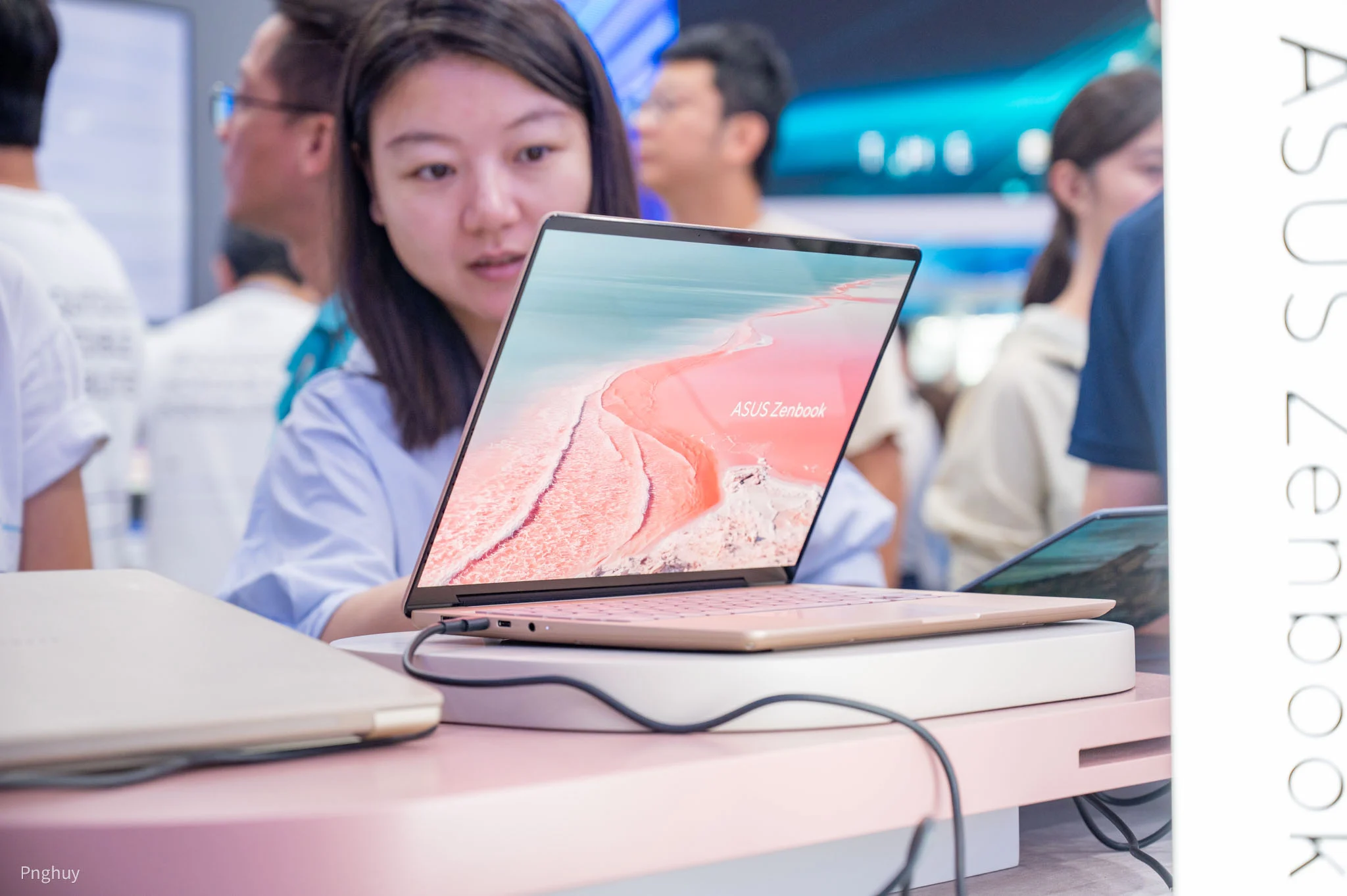 ASUS-COMPUTEX26-pnghuy-81.jpg