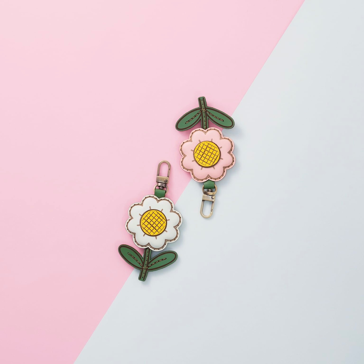 Bộ sưu tập ví và charm theo tone màu Pastel dịu ngọt nhẹ nhàng xua tan hết mệt mỏi lo toan ...