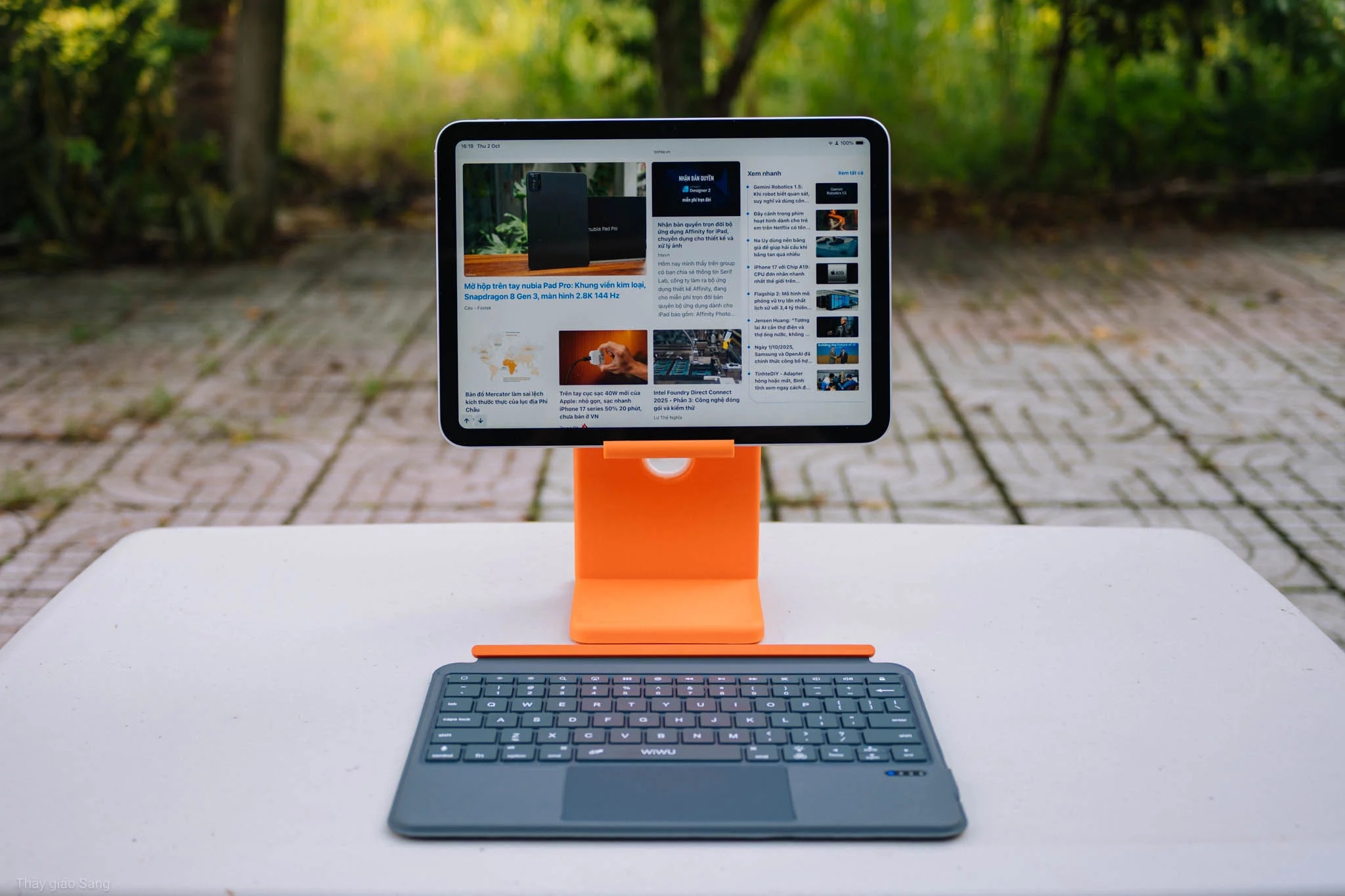 3-xdr-stand.webp