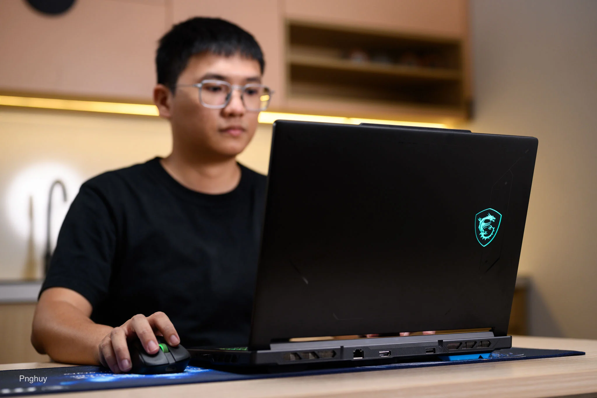 Trên tay MSI Crosshair 16 Max HX 2026: Màn hình rất đẹp, RTX 5070 12GB, tản nhiệt ngon