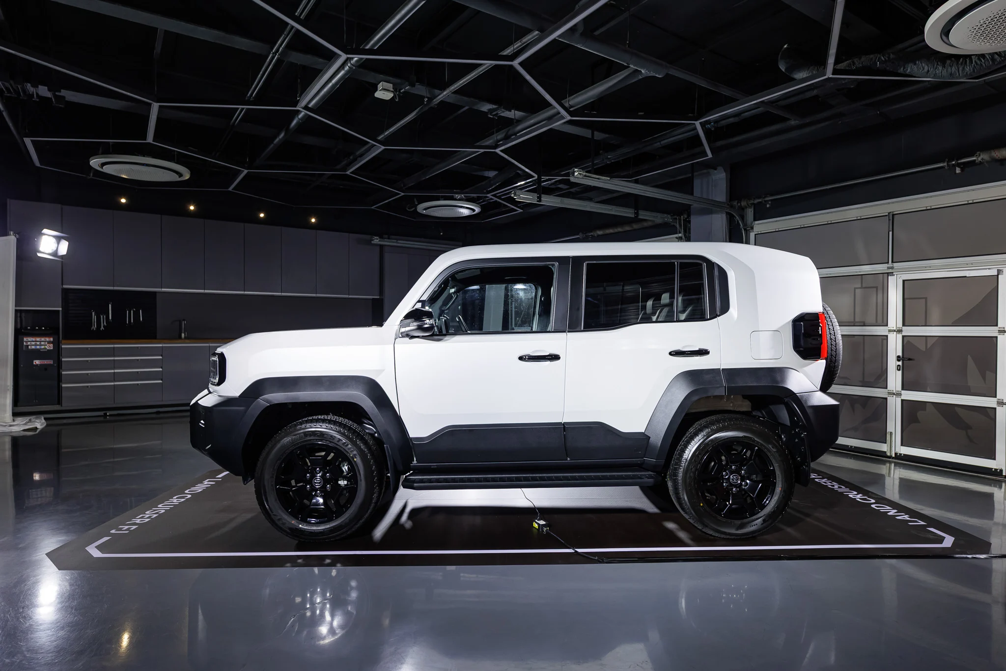 TOYOTA Land Cruise FJ chính thức ra mắt thị trường Việt Nam, giá từ 1,198 tỷ đồng