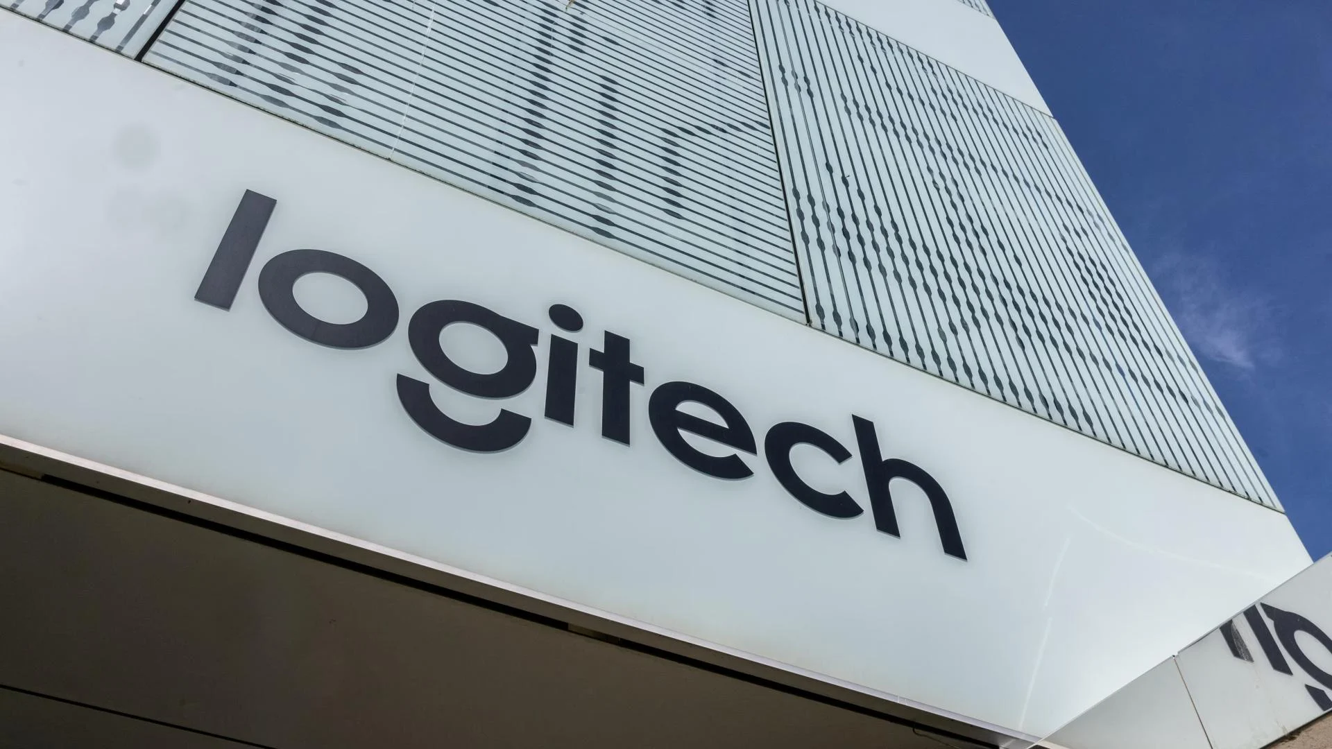 Logitech bị kiện vì không chịu hoàn tiền cho khách "mua hớ" sau khi được hoàn thuế