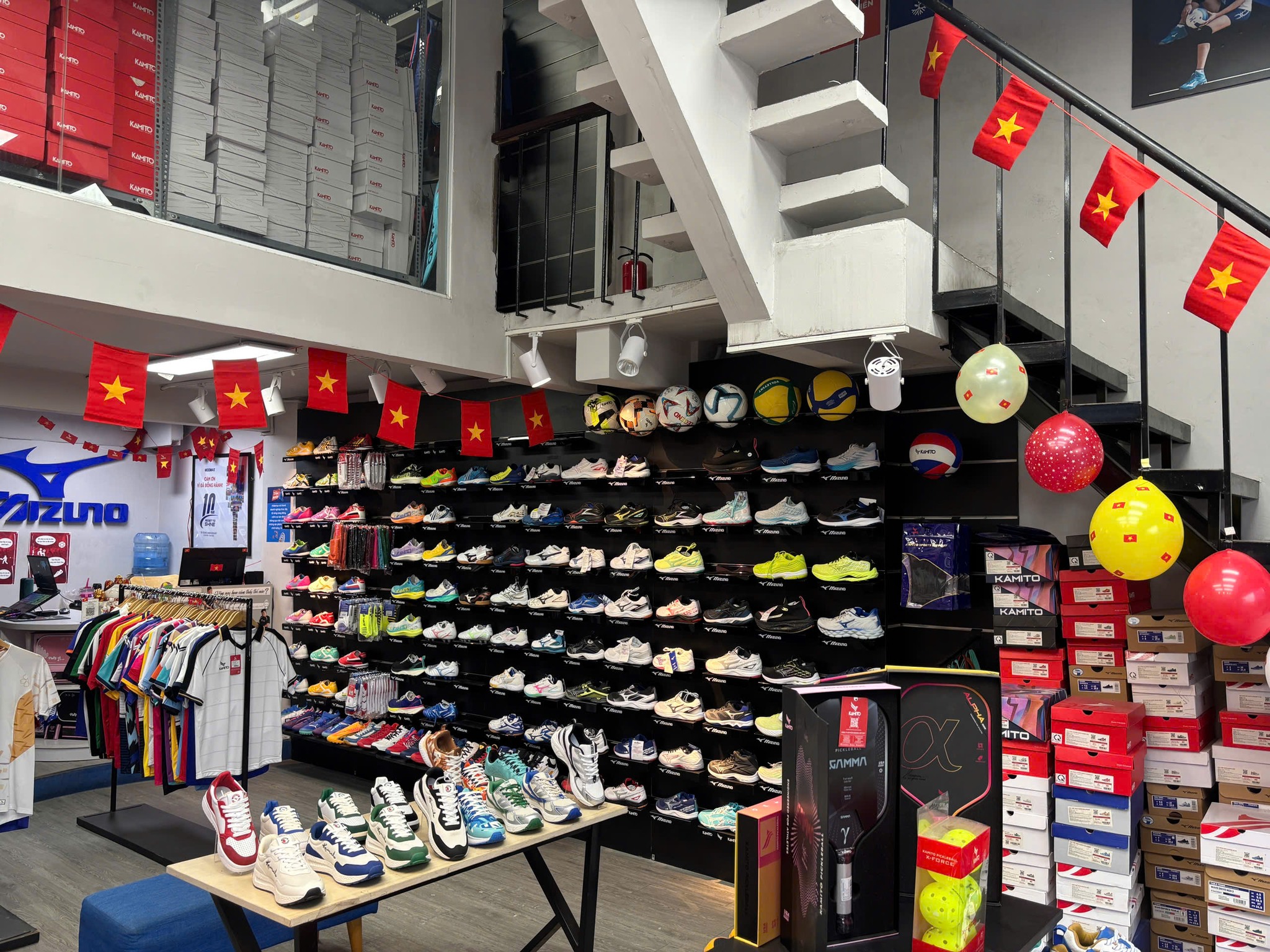 Shop thể thao bán cả giày, vợt và phụ kiện: sắp xếp thế nào để khách dễ chọn hơn?