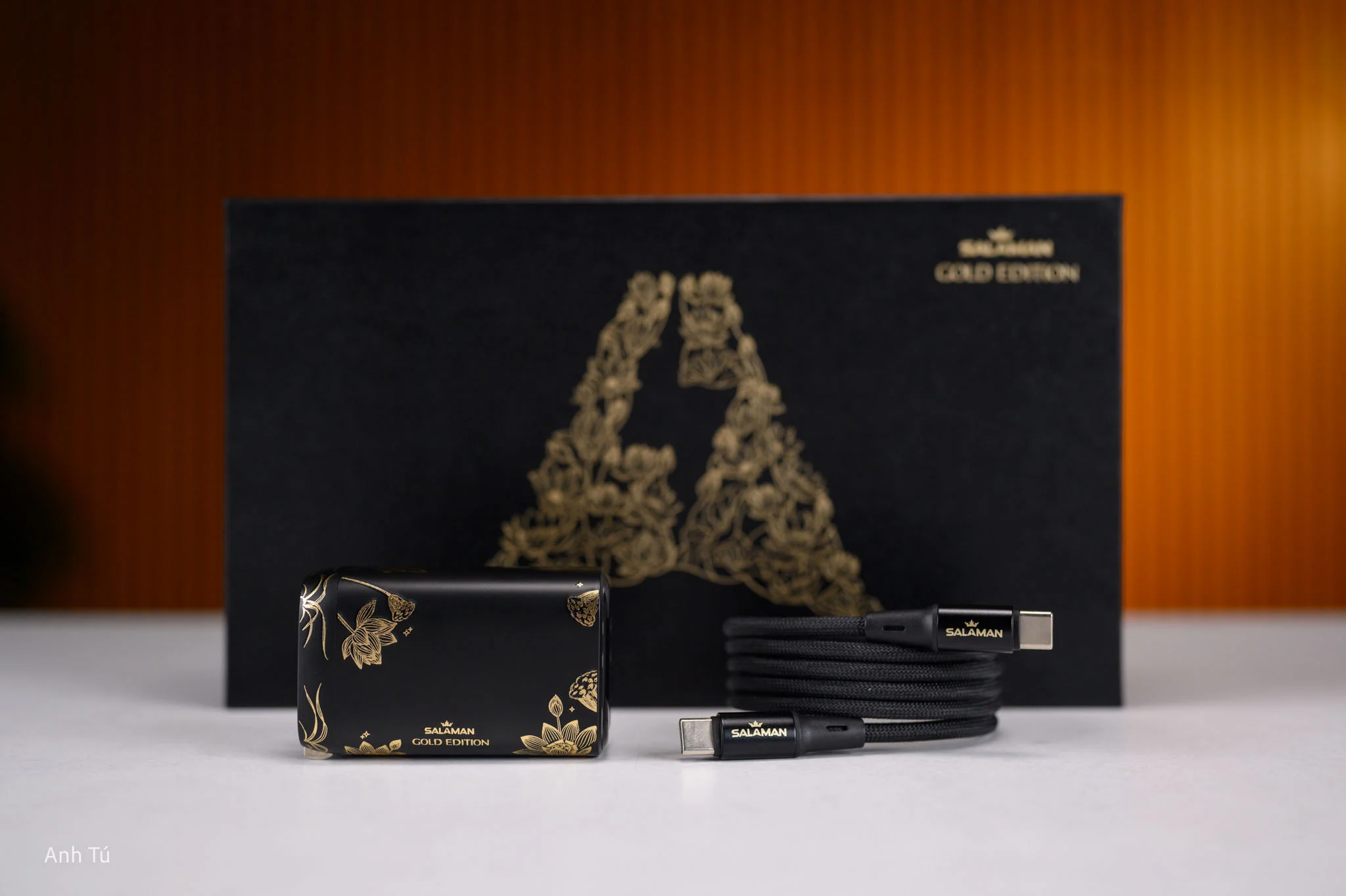 Mở hộp bộ củ cáp Salaman Gold Edition: Cảm hứng hoa sen Việt, dây cáp tự cuộn rất tiện