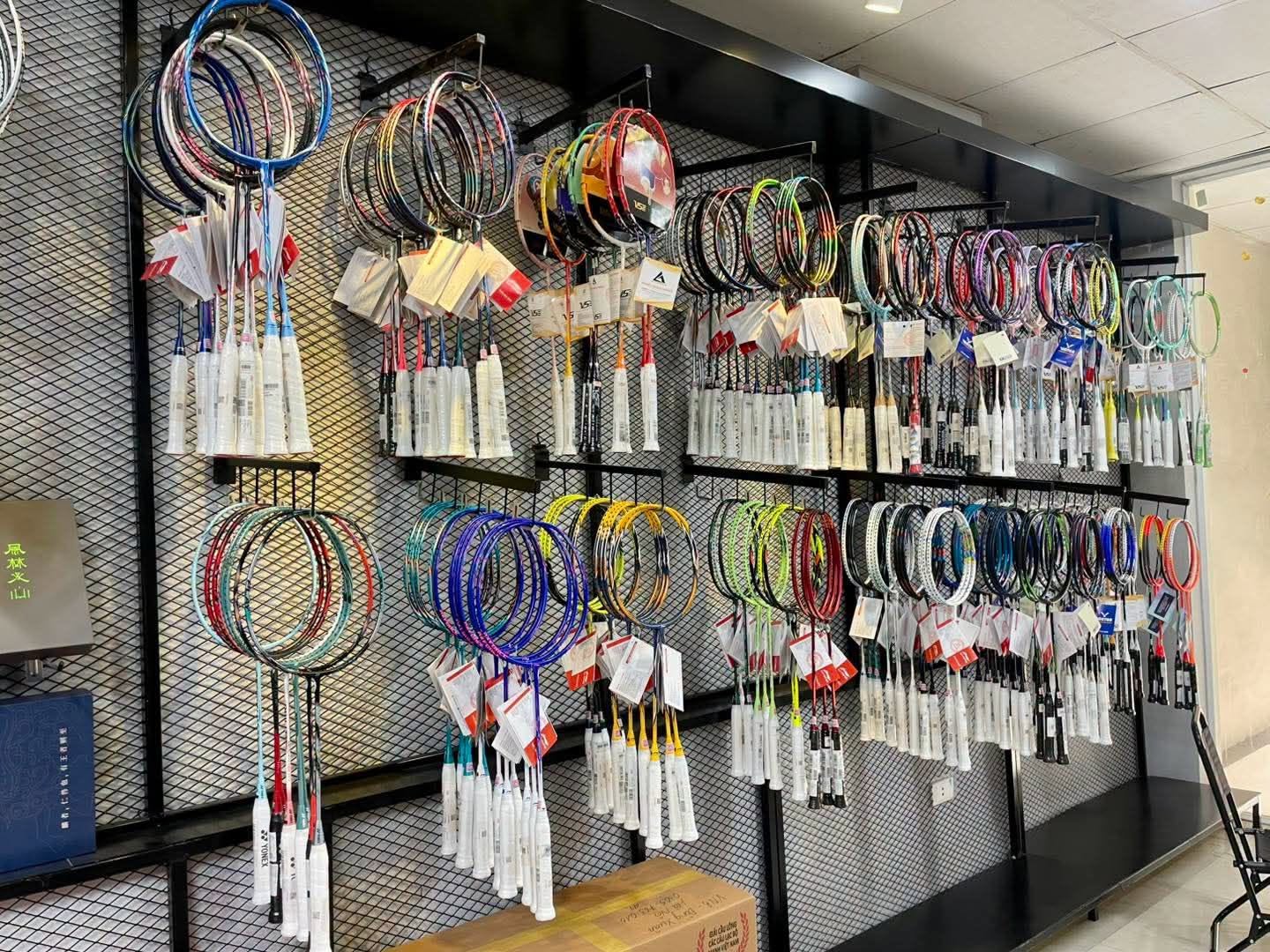 Nhận bàn giao shop mới: nhớ xin thông tin chân cài móc treo trước khi đội thi công rời đi