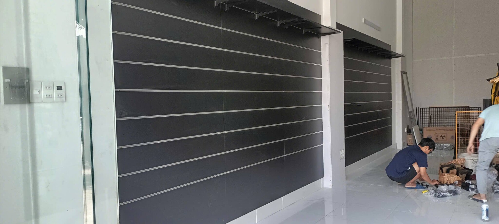 Kệ Slatwall – Giải pháp tối ưu không gian trưng bày cho cửa hàng bán lẻ