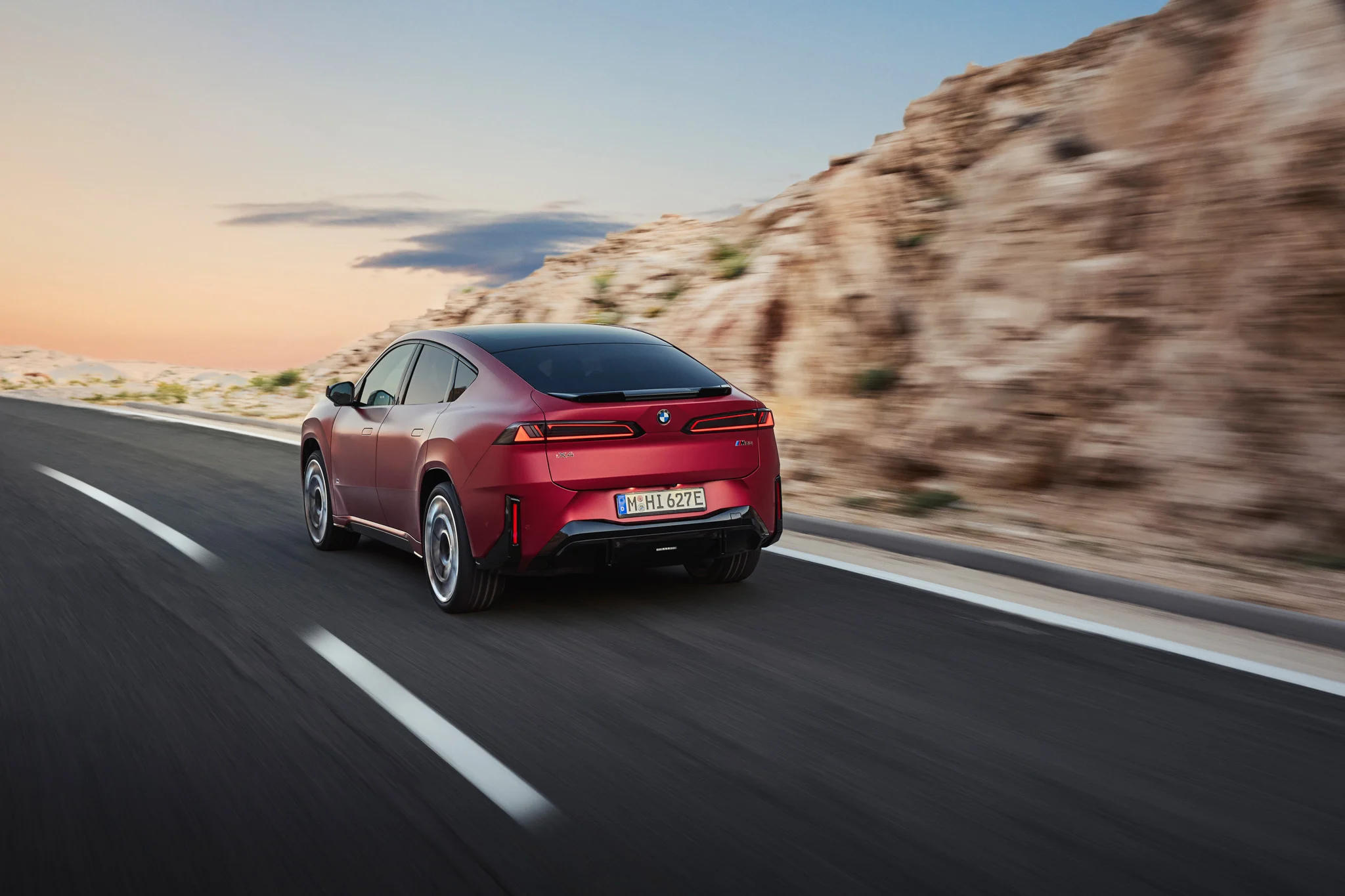 all-new-bmw-ix4-ra-mat-tinhte.jpg