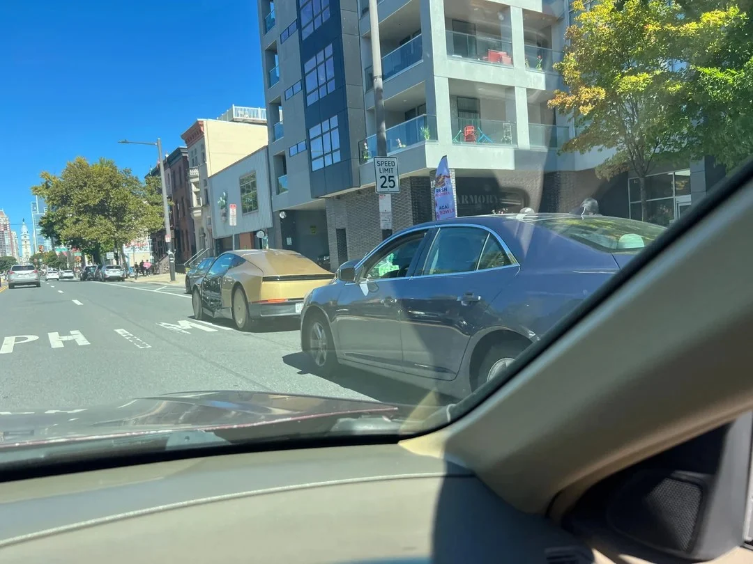 Tesla Cybercab mất nguyên tấm vỏ cửa trong một vụ va chạm ở Philadelphia, dù Tesla chưa có giấy...