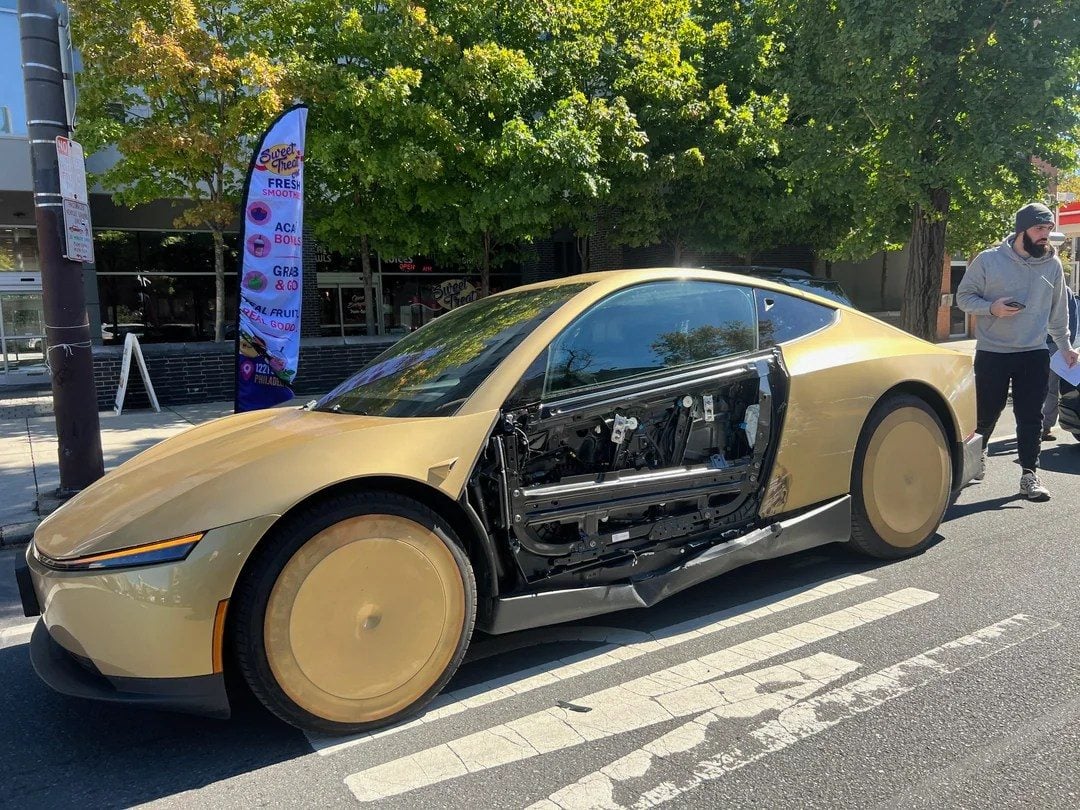 Tesla Cybercab mất nguyên tấm vỏ cửa trong một vụ va chạm ở Philadelphia, dù Tesla chưa có giấy...