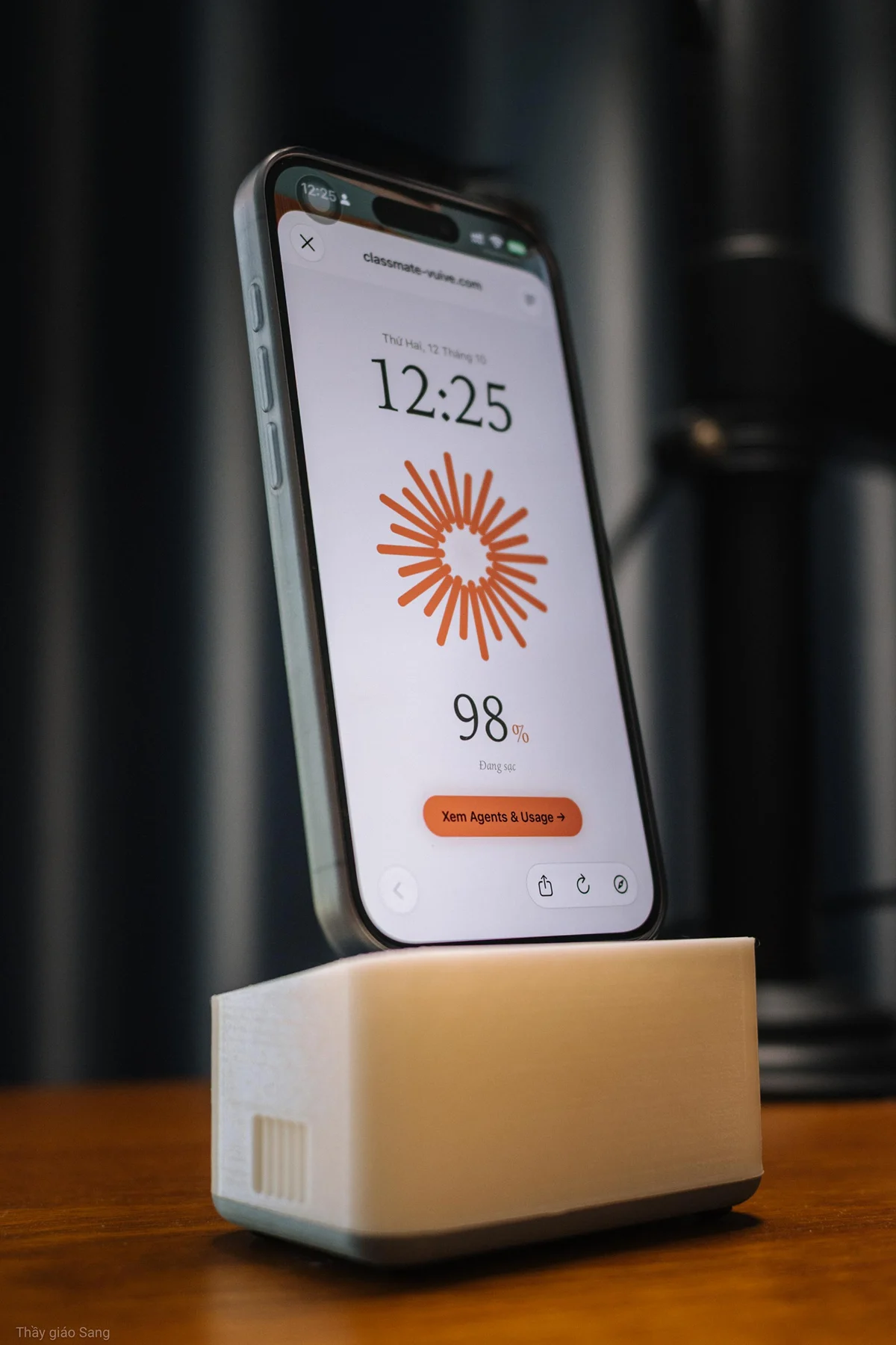 Đế sạc dây iPhone 15 Pro, cắm xuống là sạc ngon, màn hình sạc mình nhờ claude code làm luôn