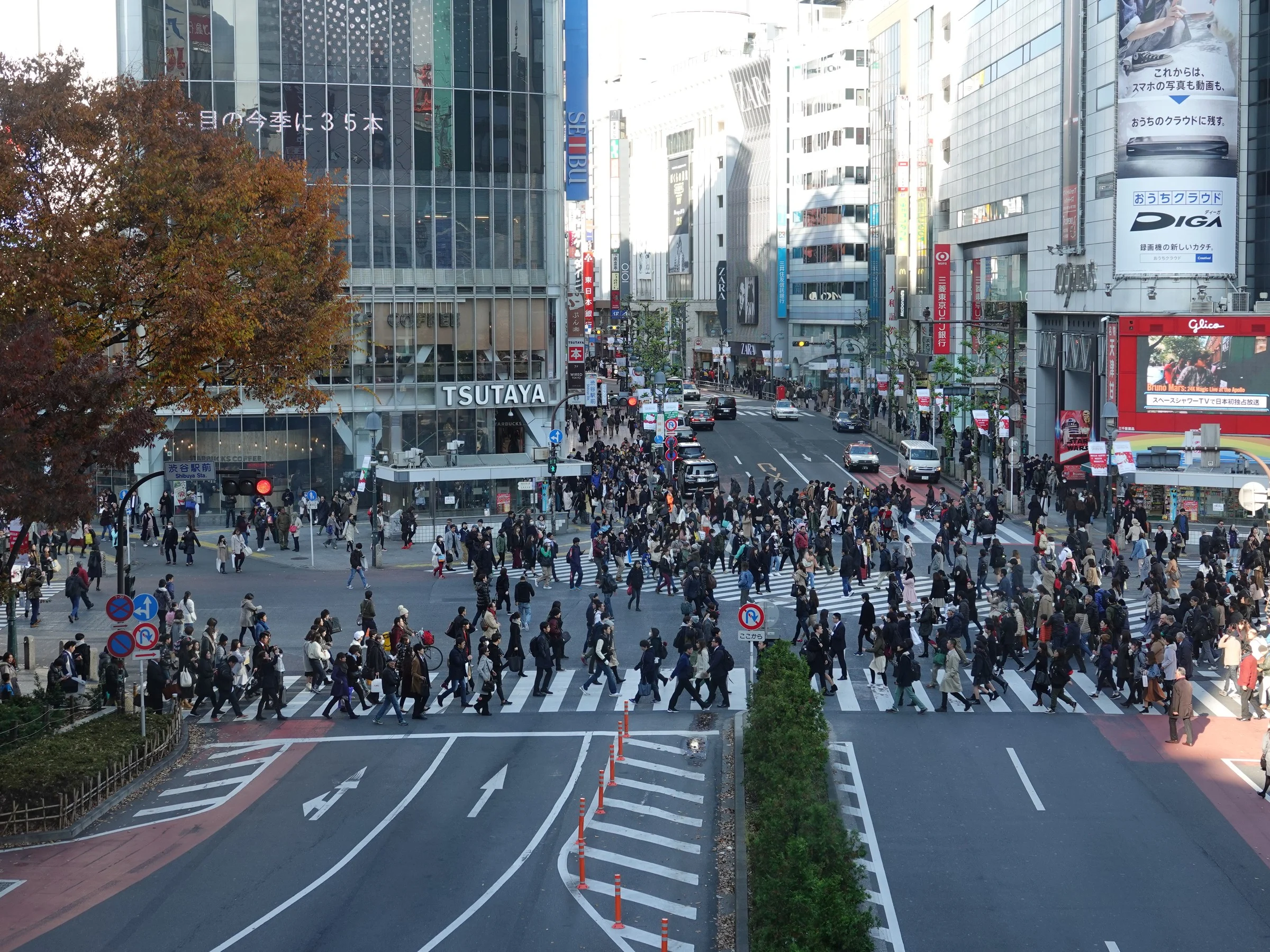Shibuya Scramble Crossing: giao lộ đi bộ đông nhất Tokyo