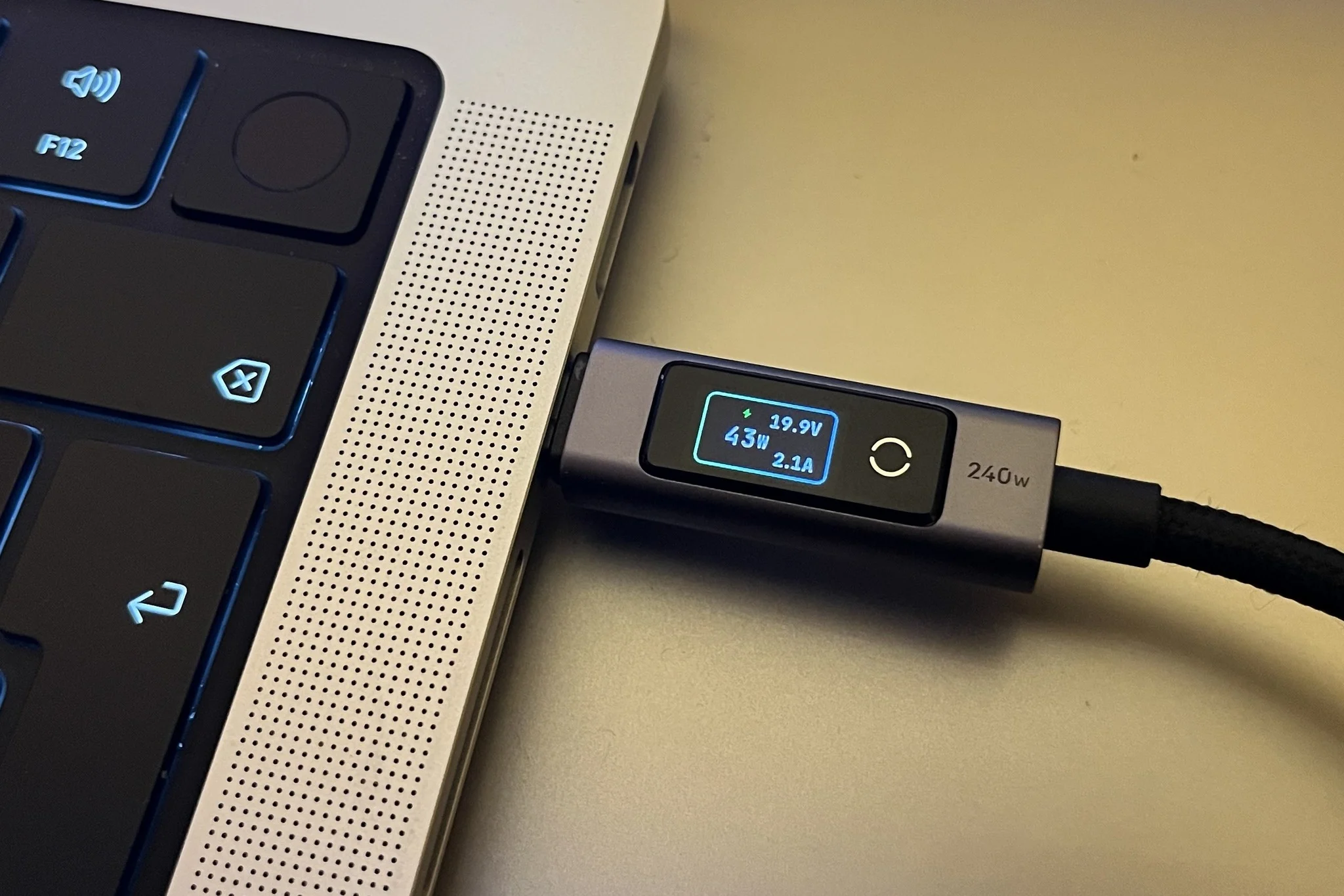 UGREEN có cáp USB-C 240W gắn màn hình ngay đầu cắm, hiện điện áp, dòng điện và công suất sạc