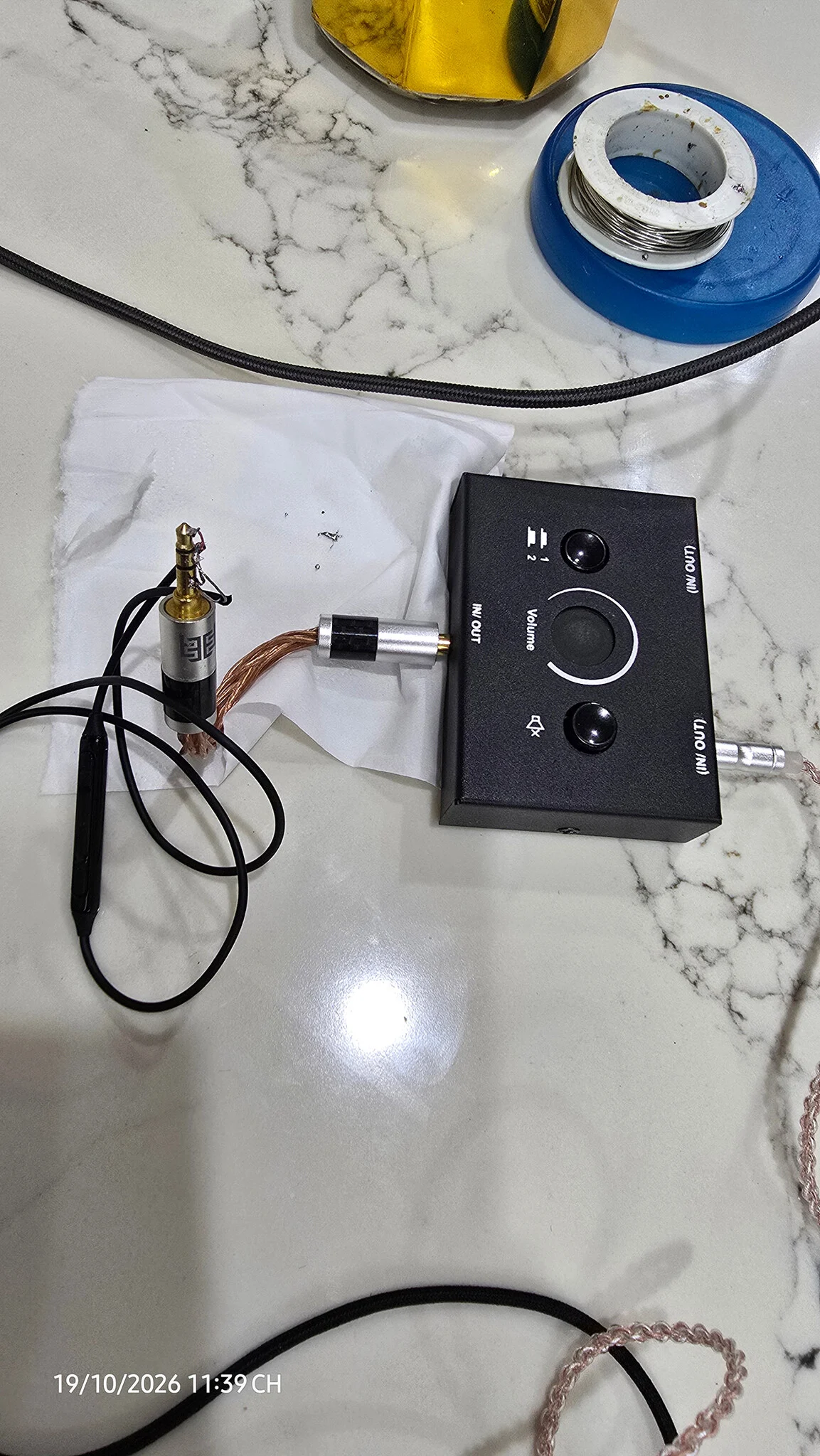 Cái tai AKG kèm theo đt ss, mạch dac của nó kéo khỏe phết. Fullsize hạng trung bình nó kéo nổi âm...
