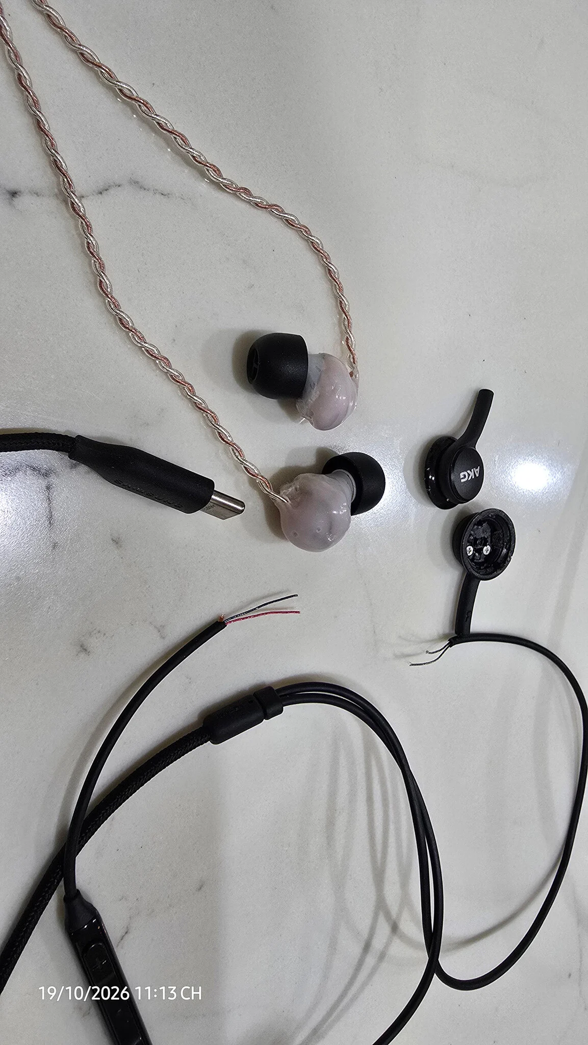 Cái tai AKG kèm theo đt ss, mạch dac của nó kéo khỏe phết. Fullsize hạng trung bình nó kéo nổi âm...